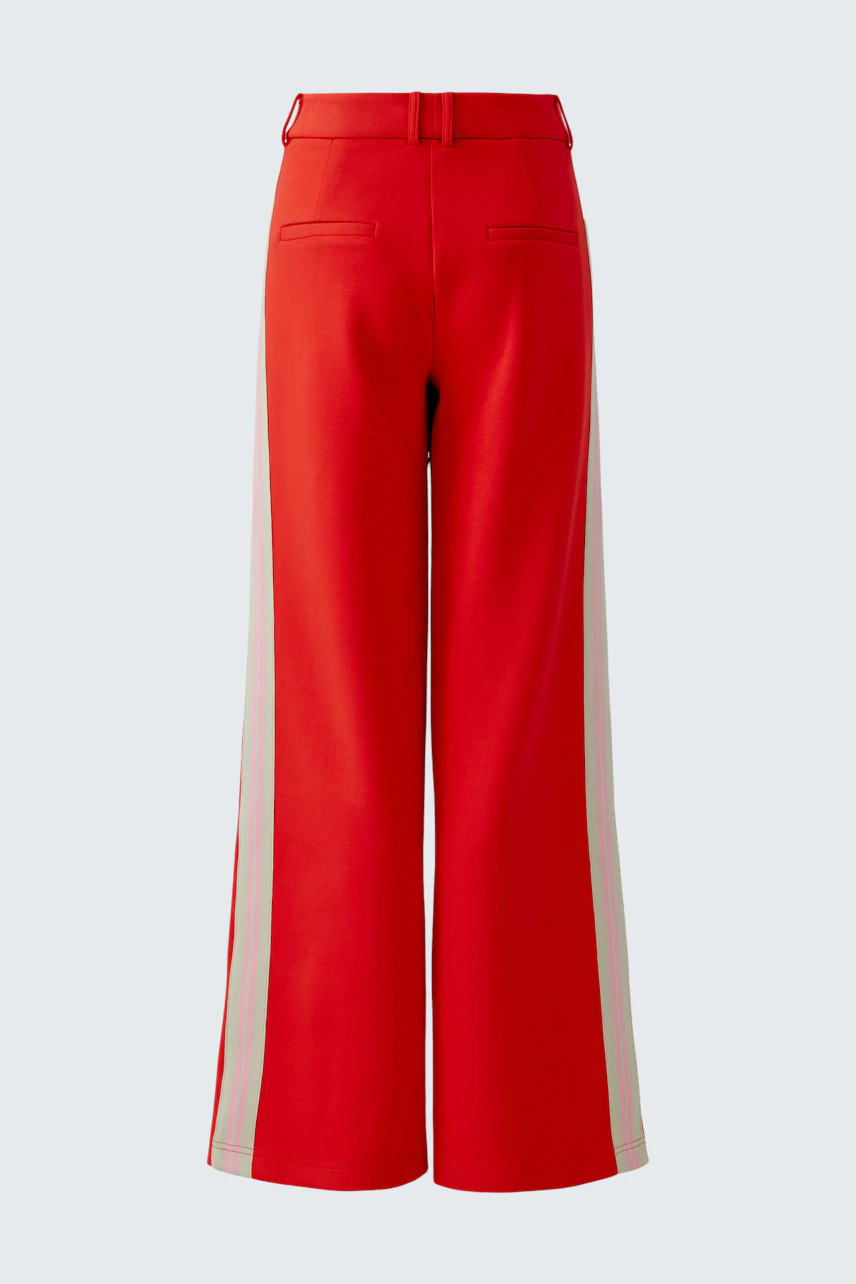 Moderne Damen-Hose: Rote Hose mit breiten weißen Streifen, lässiger Schnitt und bequeme Passform.