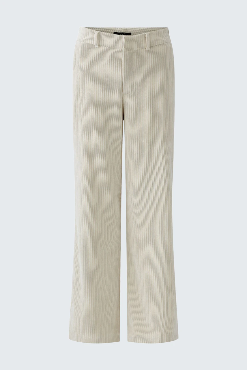 Bequeme Cordhose für Damen in hellem Beige mit feinen Streifen und weitem Schnitt.
