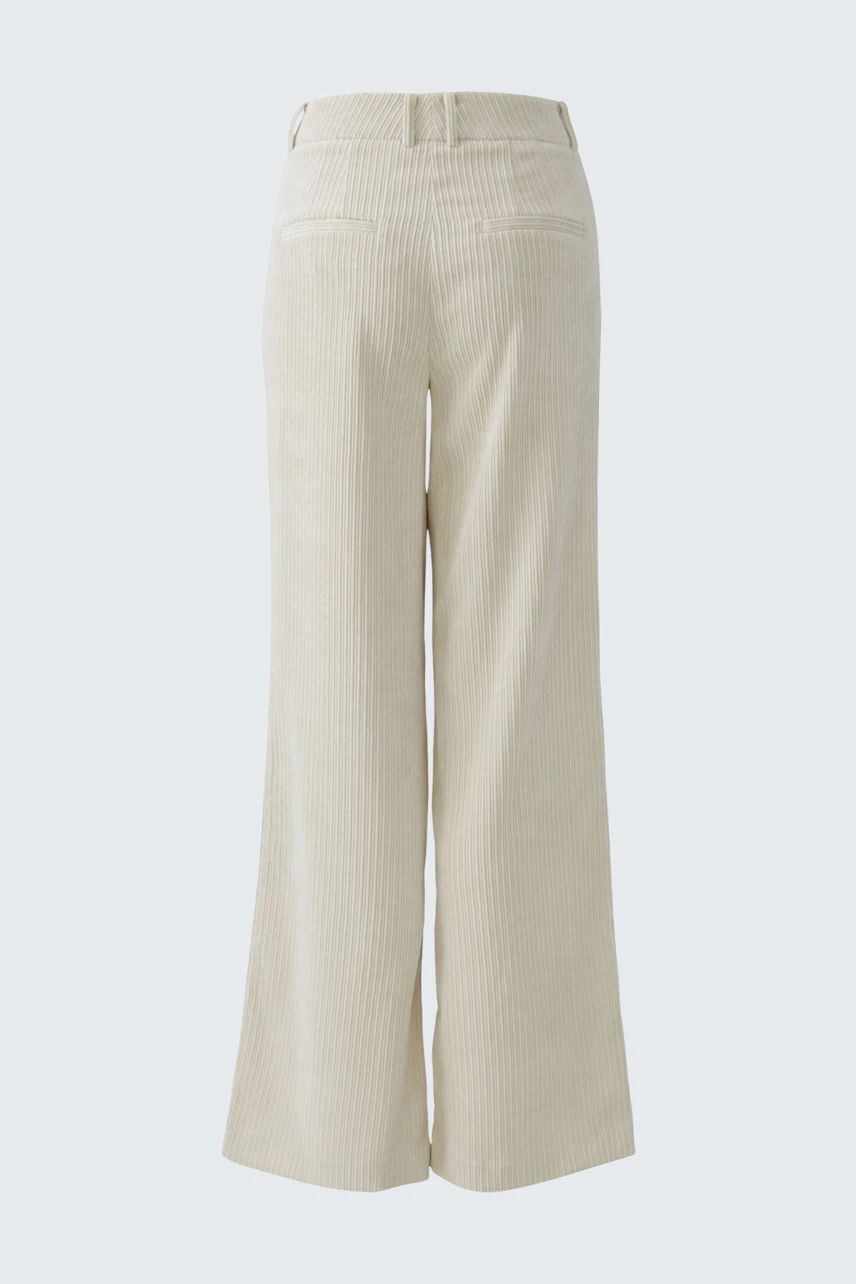 Bequeme Cordhose für Damen in hellem Beige mit weitem Bein und feiner Rippstruktur.