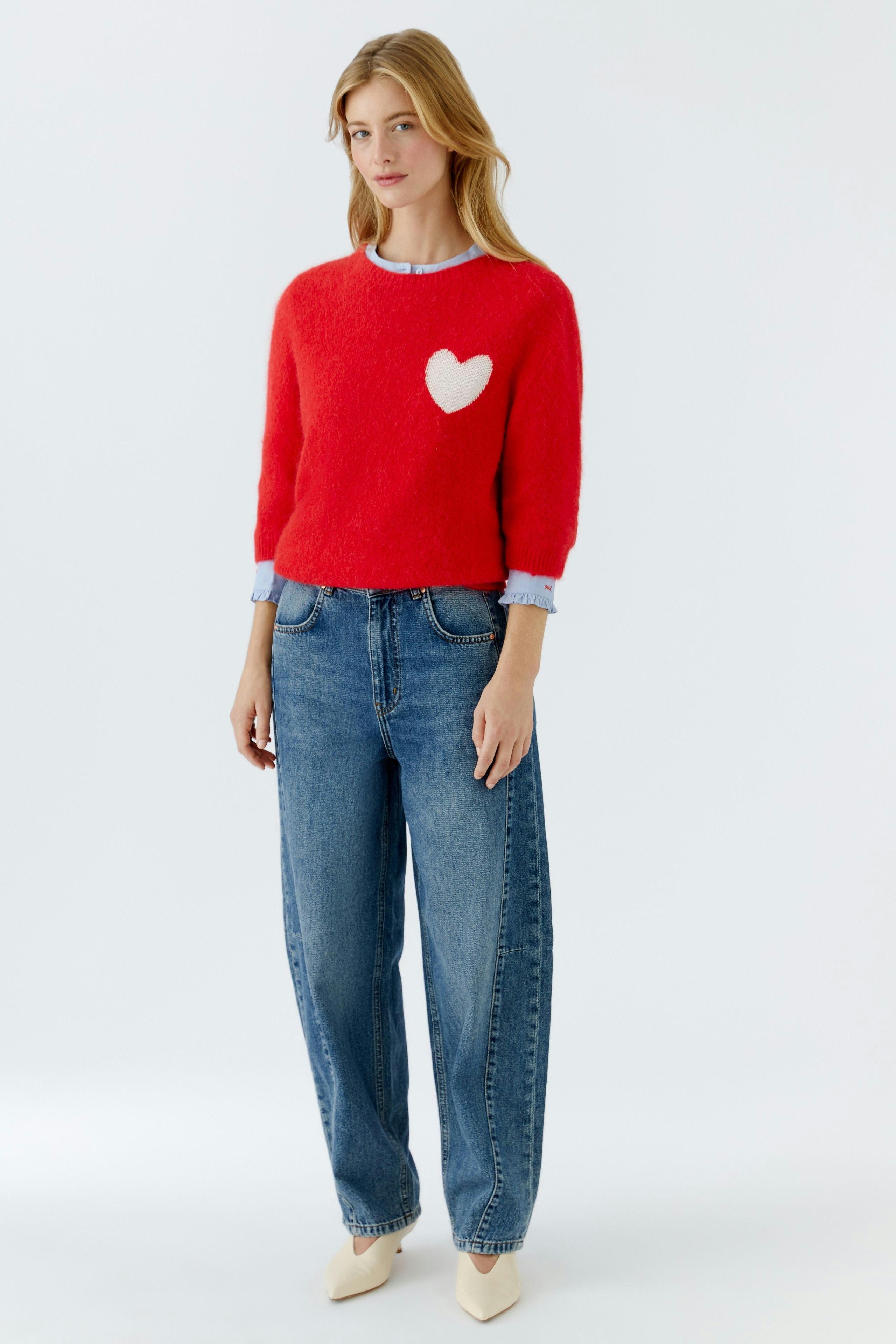 Damen-Pullover in Rot mit Herzmotiv, kombiniert mit lässigen Jeans