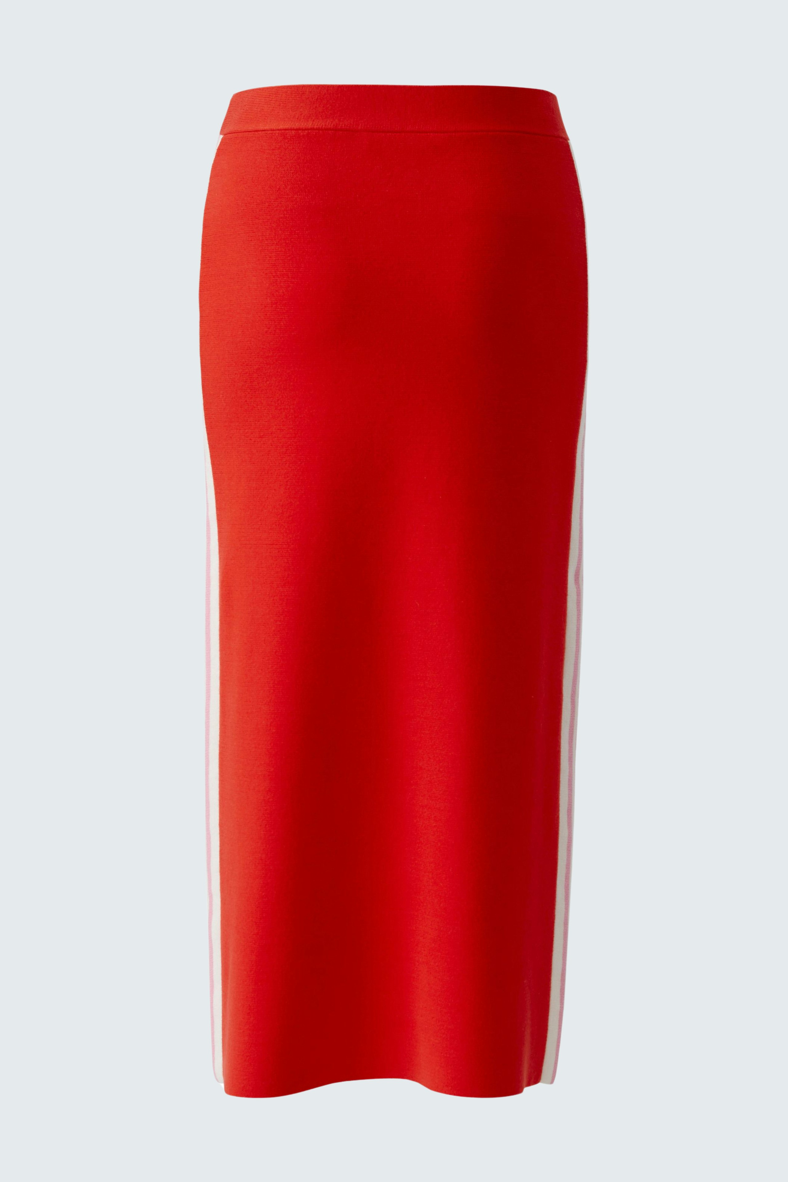 Roter Strickrock: Langer, figurbetonter Rock mit seitlichen weißen Streifen.