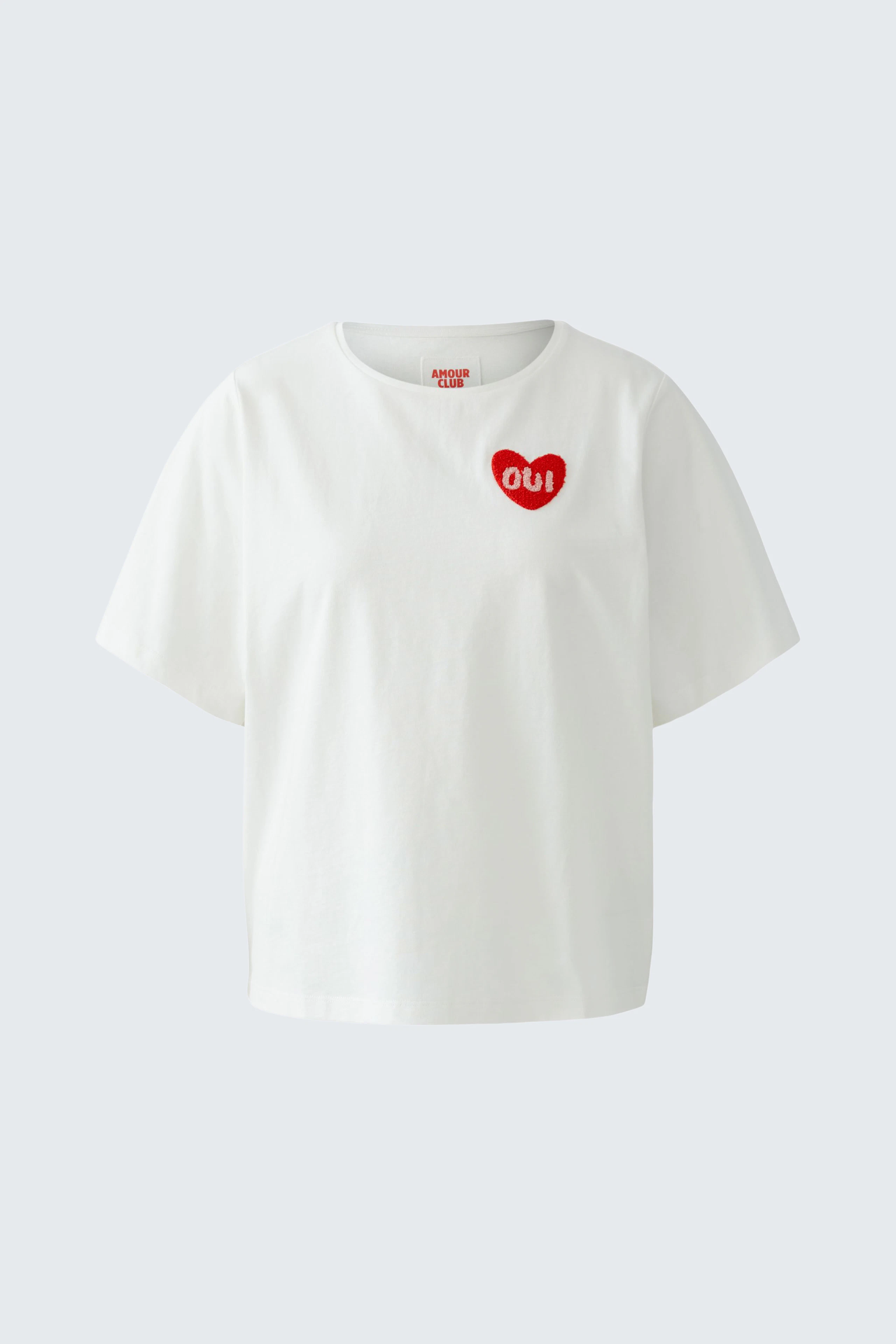 Casual women's T-shirt: White shirt with a red heart and 'Oui' print, perfect for everyday wear.