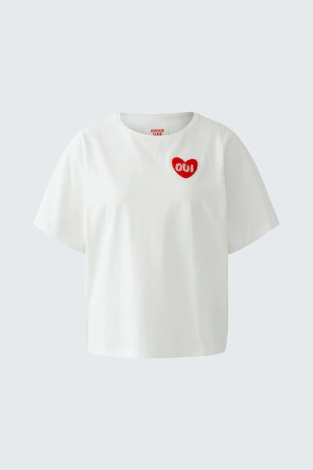 Weißes Damen-T-Shirt mit rotem Herz-Logo von Oui, lässig und bequem.