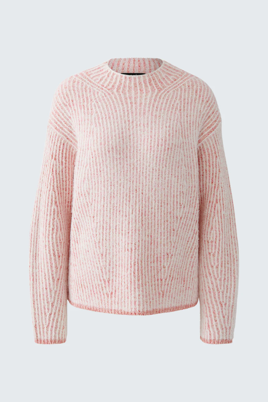 Cozy women's pullover in soft pink with a relaxed fit and textured knit design.