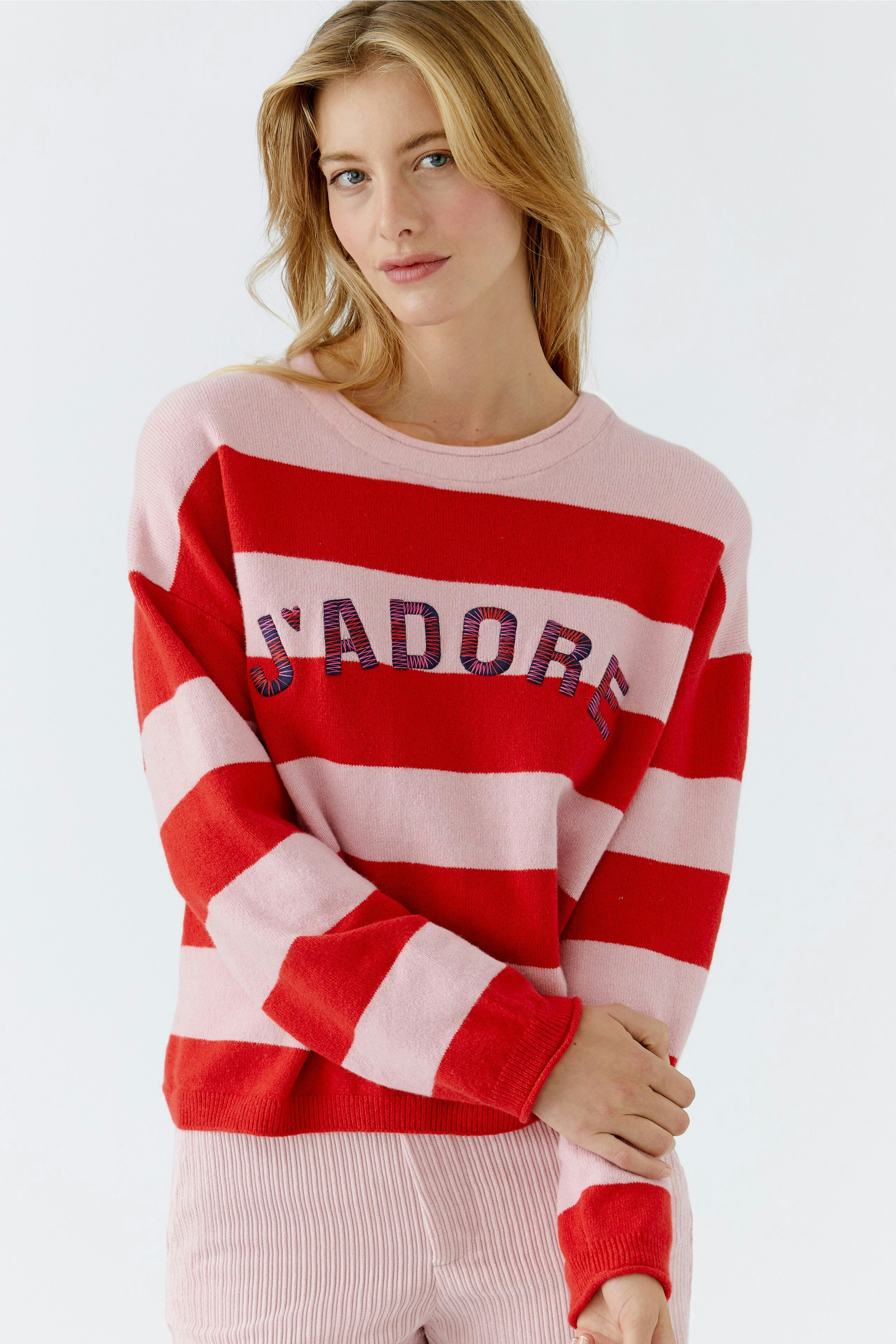 Damen-Pullover: Frau in gestreiftem Pullover mit 'J'adore'-Schriftzug, lässig und modern.