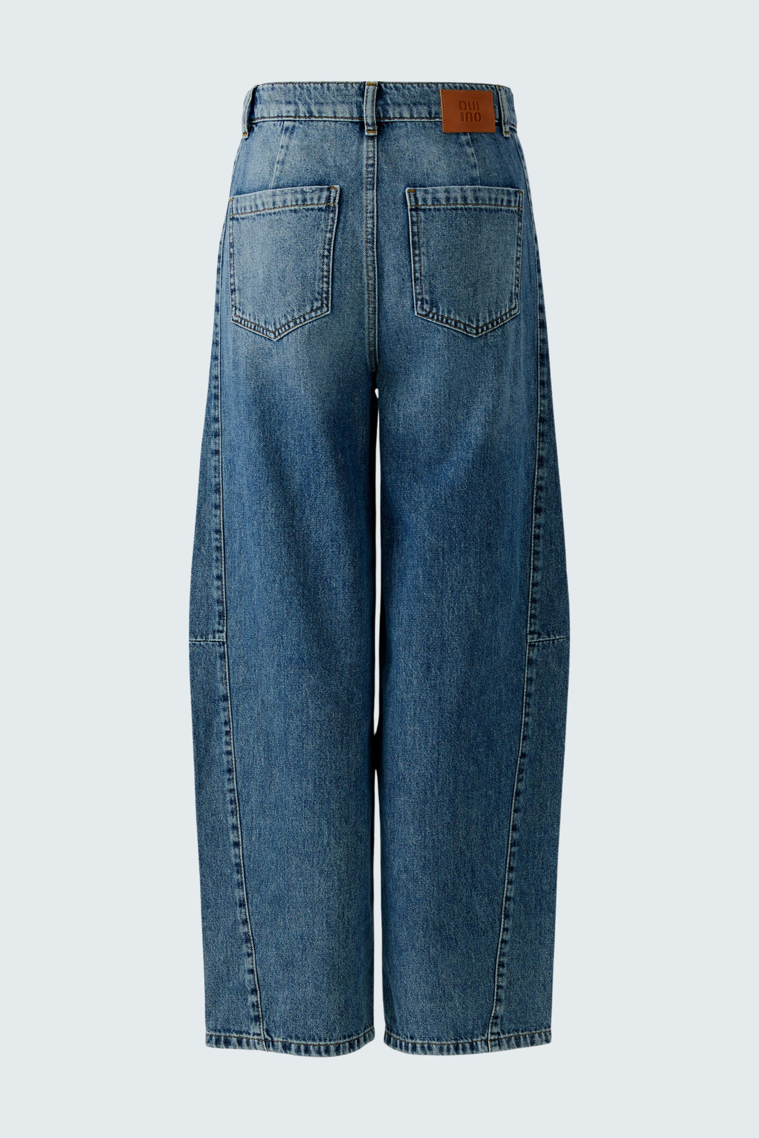 Casual women's jeans: Blue barrel jeans with a relaxed fit and classic five-pocket design.