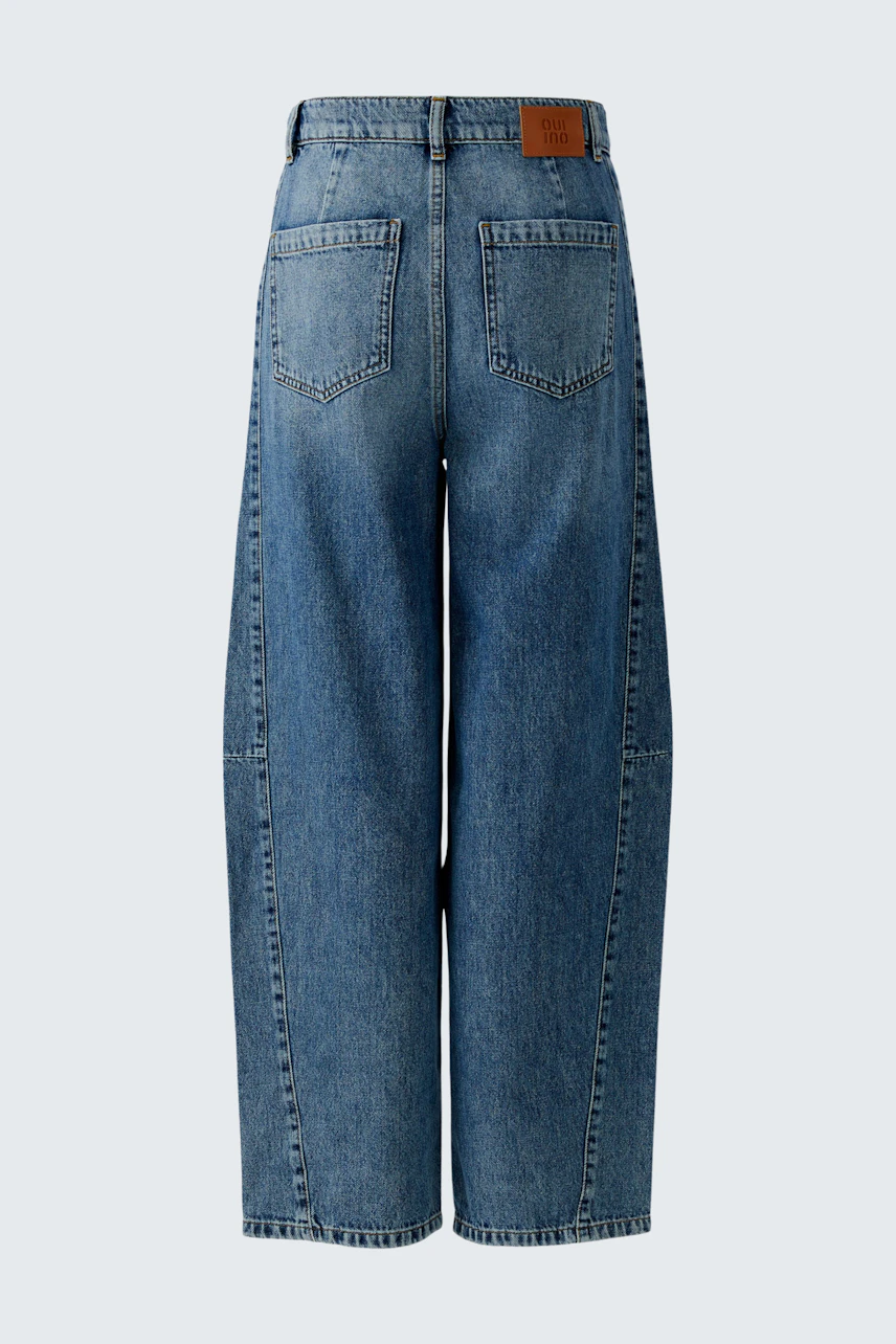 Casual women's jeans: Blue barrel jeans with a relaxed fit and classic five-pocket design.