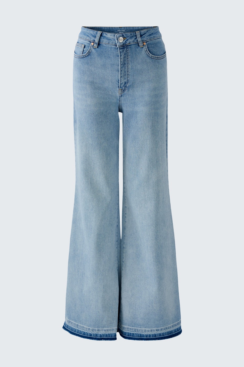 Flared jeans for women in light blue denim, featuring a wide leg and classic five-pocket design.