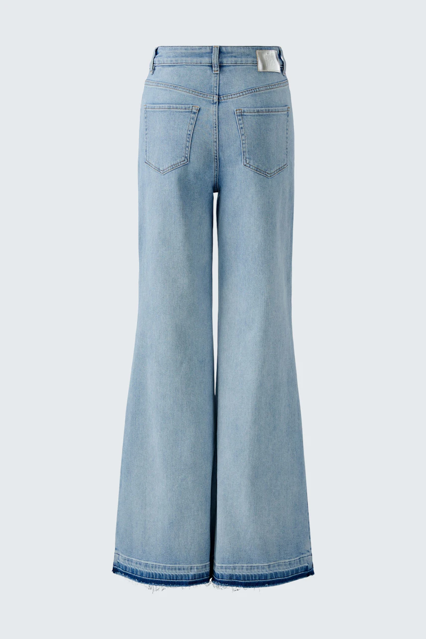 Flared jeans for women: Light blue, wide-leg design with classic pockets and a casual fit.