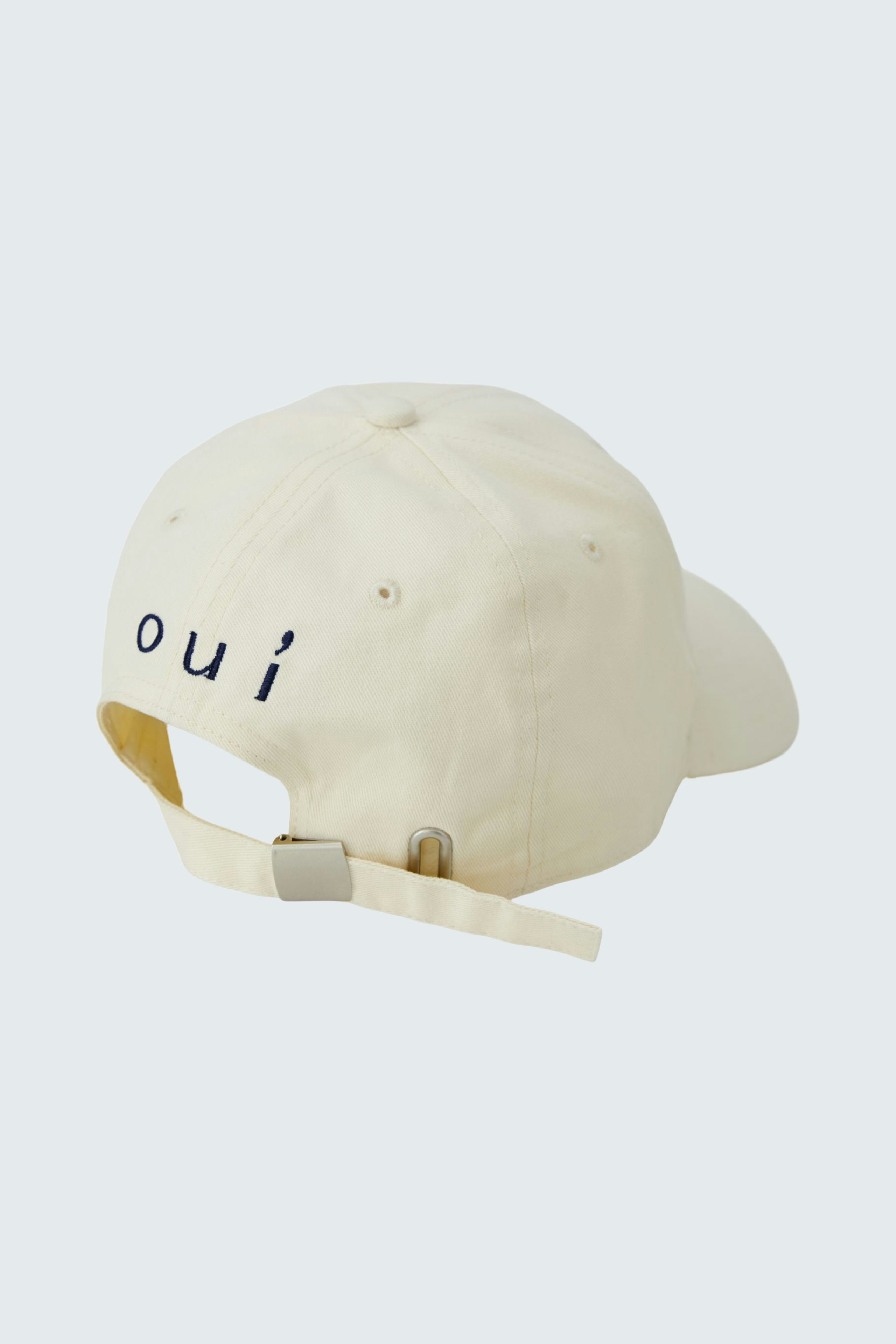 Casual women's cap: White cap with logo, perfect for everyday wear.