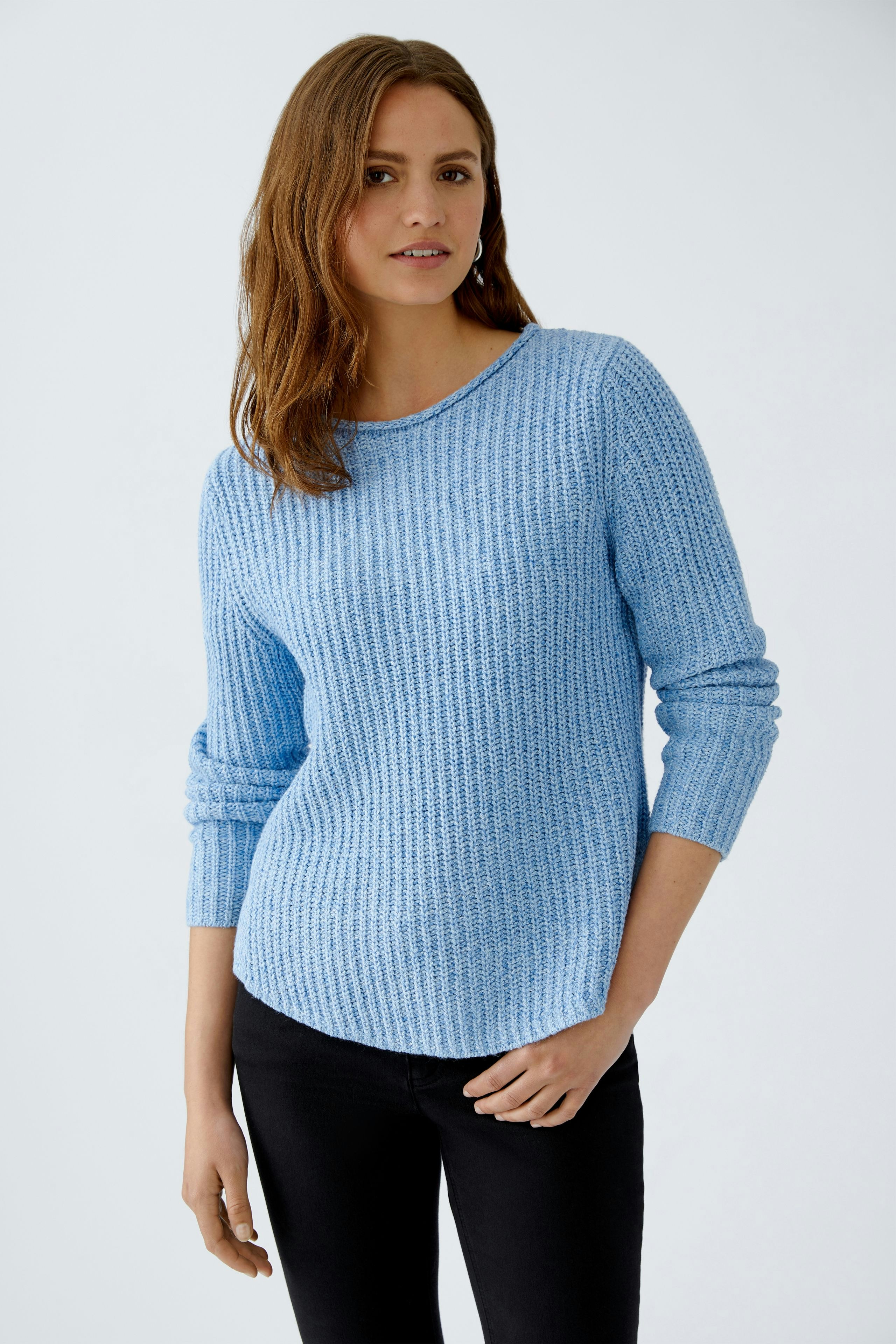 Damen-Pullover: Frau in hellblauem, strukturiertem Pullover mit Rundhalsausschnitt und langen Ärmeln.