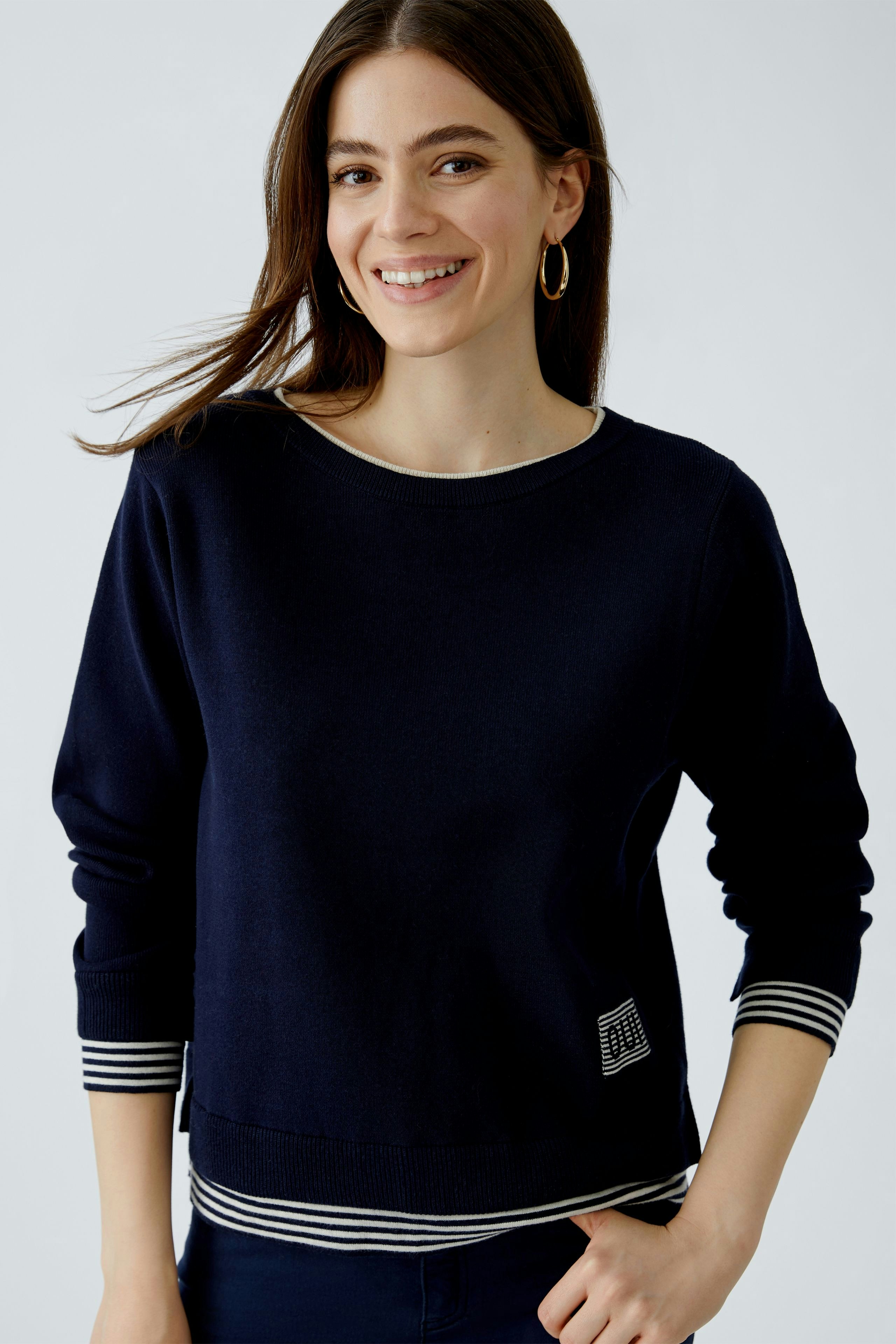 Damen-Pullover in Navy mit gestreiftem Saum und Logo-Detail, lässig und modern.