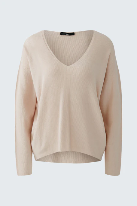 Casual women's pullover: Soft, light pink V-neck pullover with long sleeves, perfect for everyday wear.