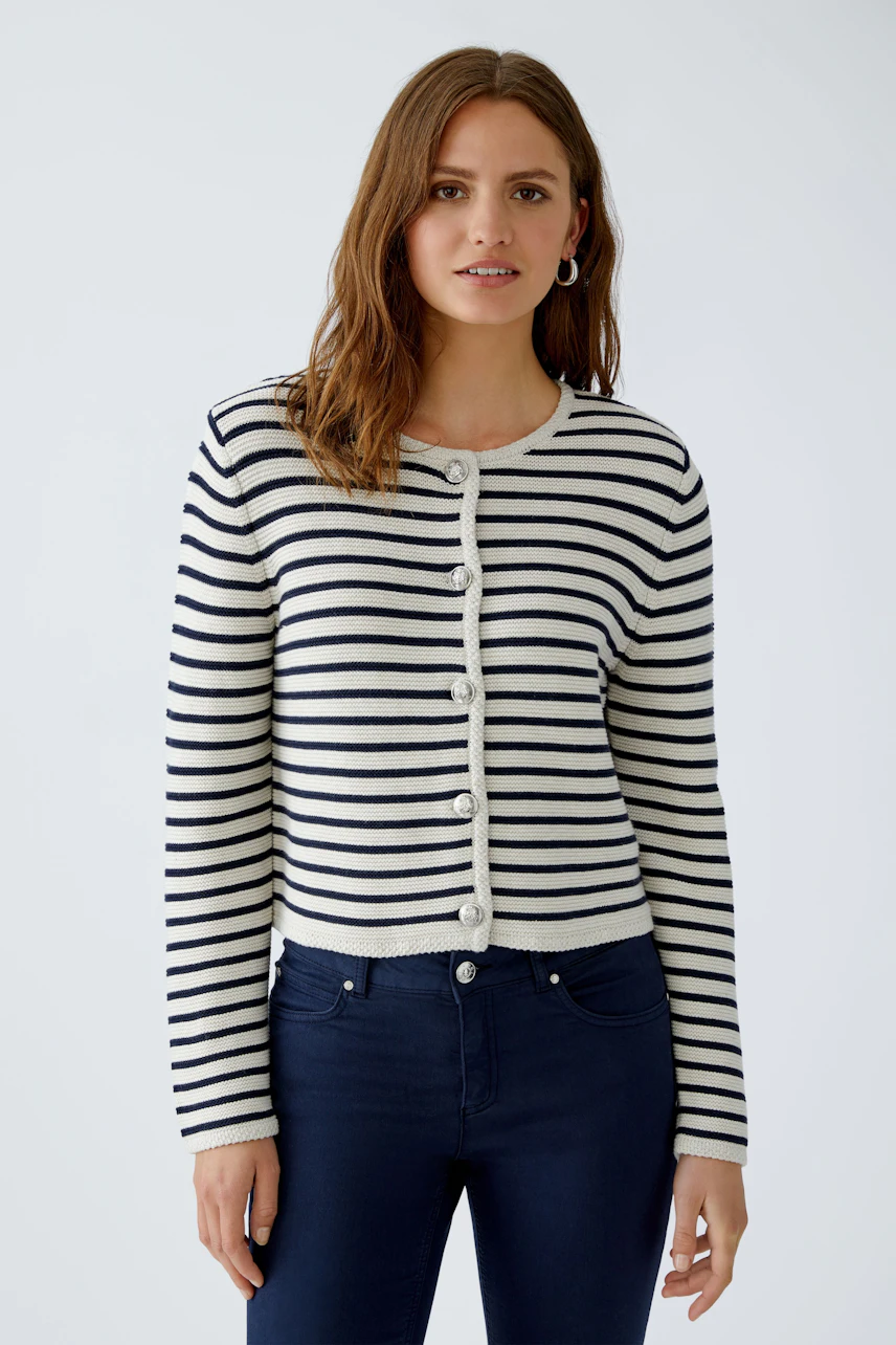 Gestreifte Damen-Strickjacke: Frau in einer bequemen, kurzärmligen Jacke mit Knöpfen und maritimen Streifen.