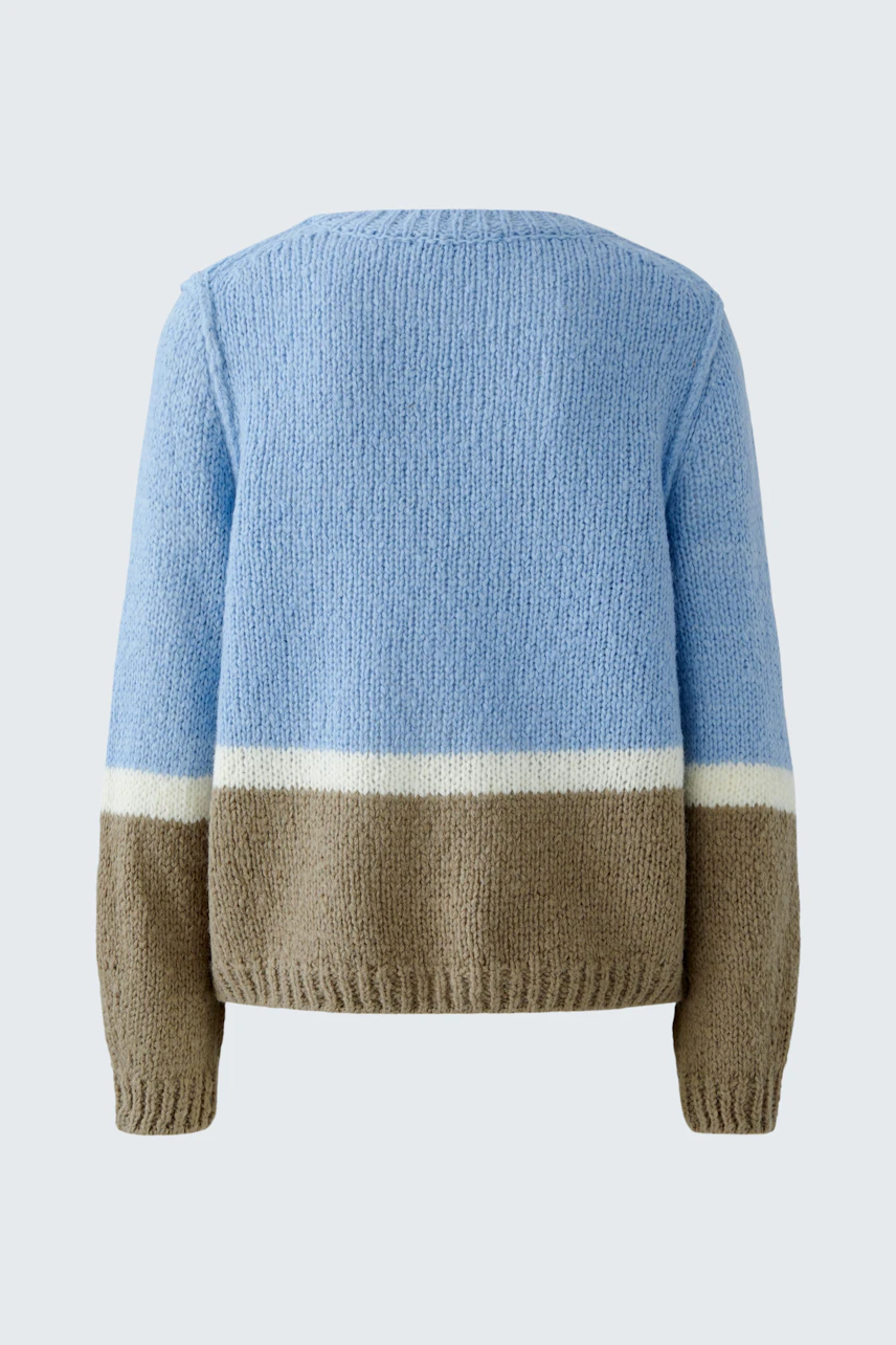 Cozy women's pullover in blue and brown, featuring a relaxed fit and soft texture.