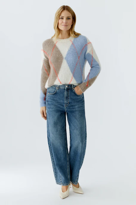 Cozy women's pullover in soft colors with a playful diamond pattern, perfect for casual wear.