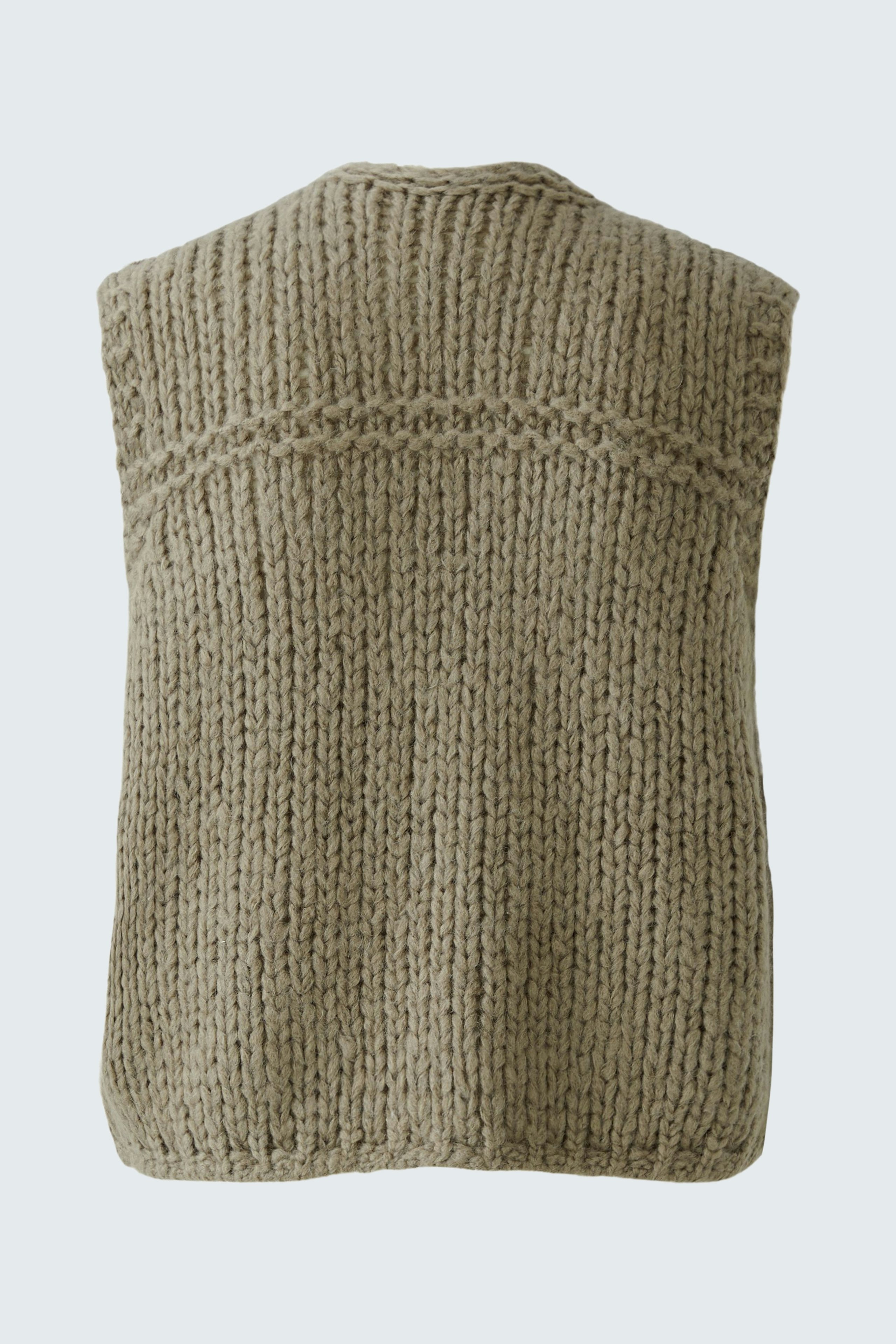 Bequeme Damen-Strickweste in sanften Erdtönen, ideal für lässige Outfits.