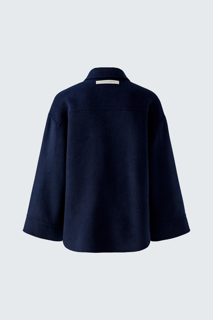 Damen-Jacke in Dunkelblau: Lässige, weiche Jacke mit weitem Schnitt und klassischem Kragen.