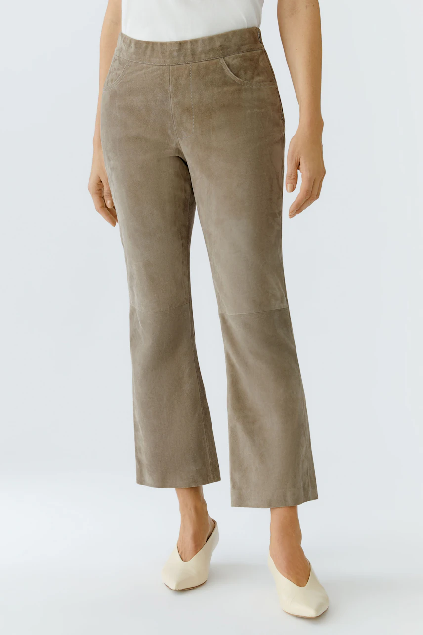 Stylish women's leather pants in a soft taupe color, featuring a flattering fit and subtle pockets.