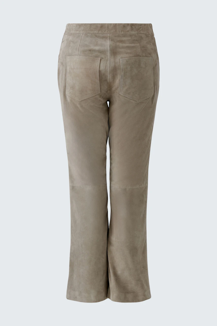 Stylish women's leather pants in soft suede with a relaxed fit and practical pockets.