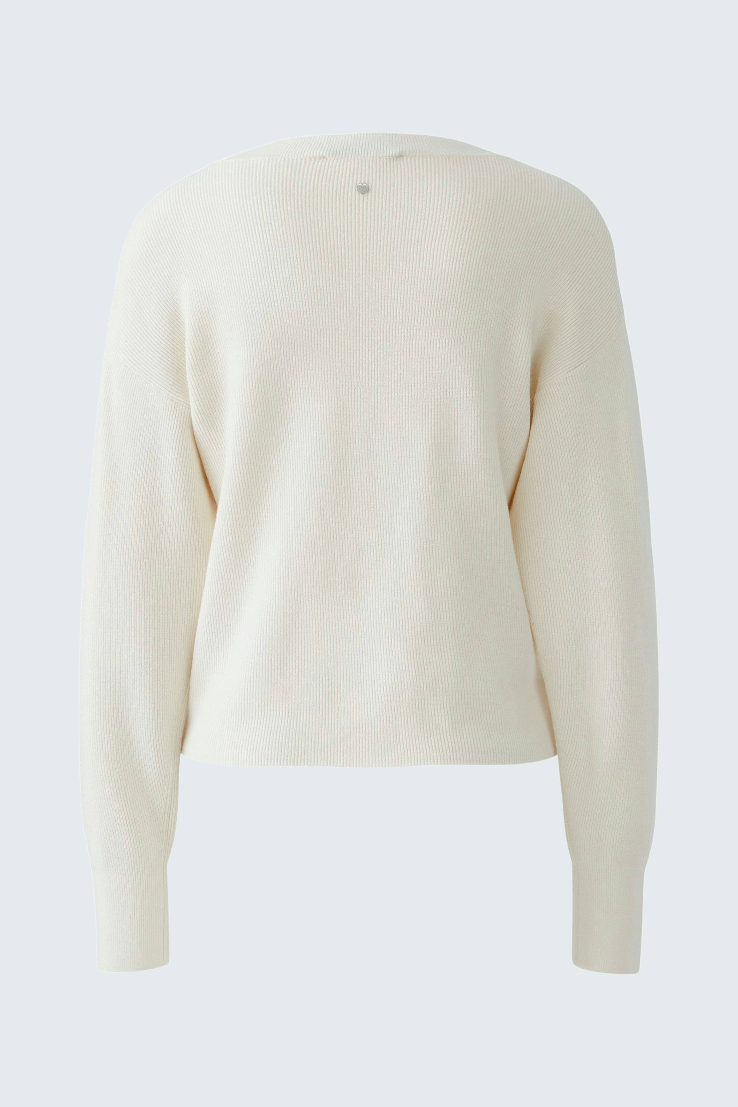 Casual women's pullover in soft cream color, featuring a relaxed fit and round neckline.