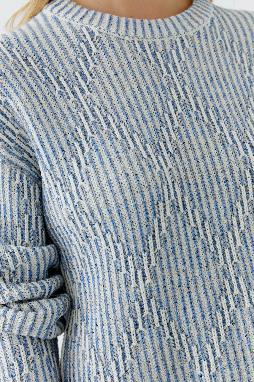 Casual women's pullover: Close-up of a light blue striped pullover with rolled sleeves.