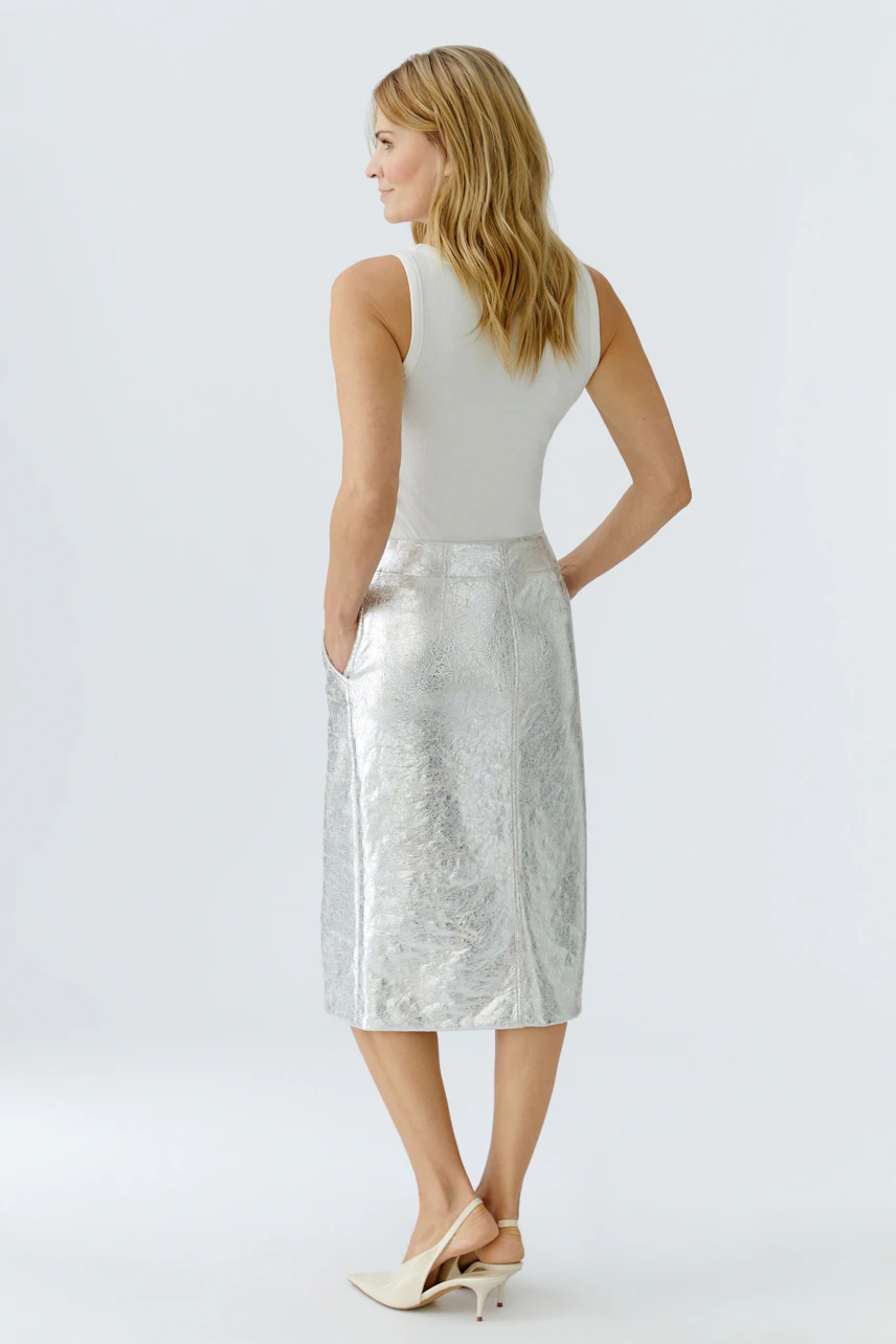 Hochwertiger Bleistiftrock: Frau in silbernem Rock mit Taschen, lässig und modern.