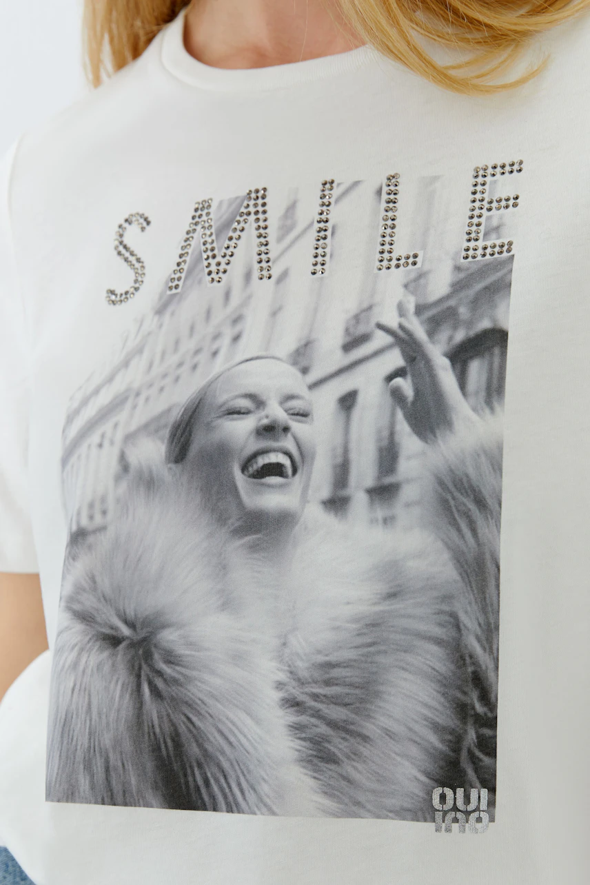 Casual women's T-shirt featuring a graphic print and sparkling letters, perfect for everyday wear.