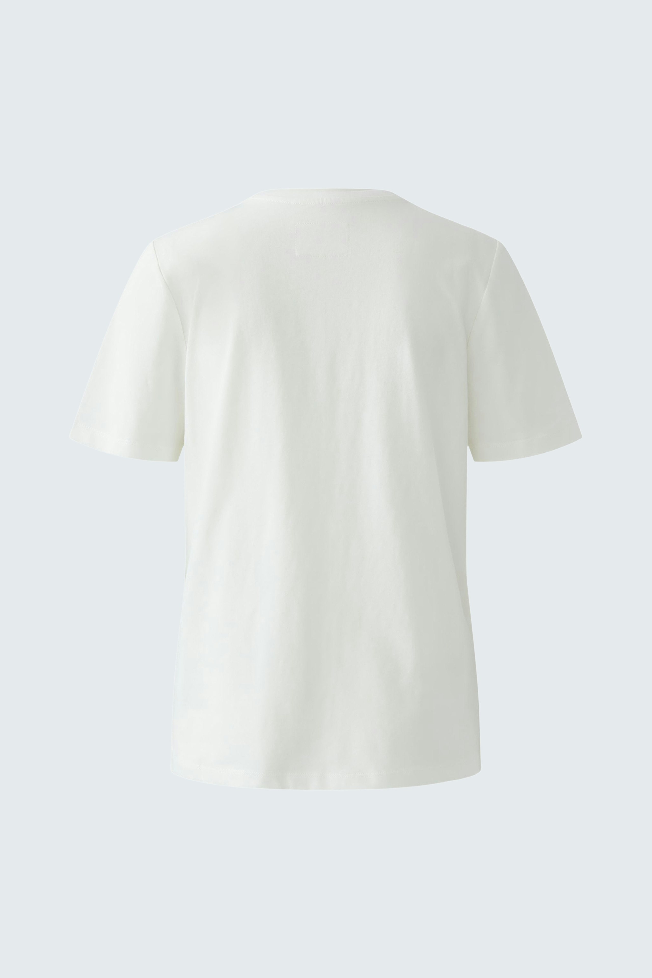 Casual women's T-shirt: Simple white design with short sleeves, perfect for everyday wear.