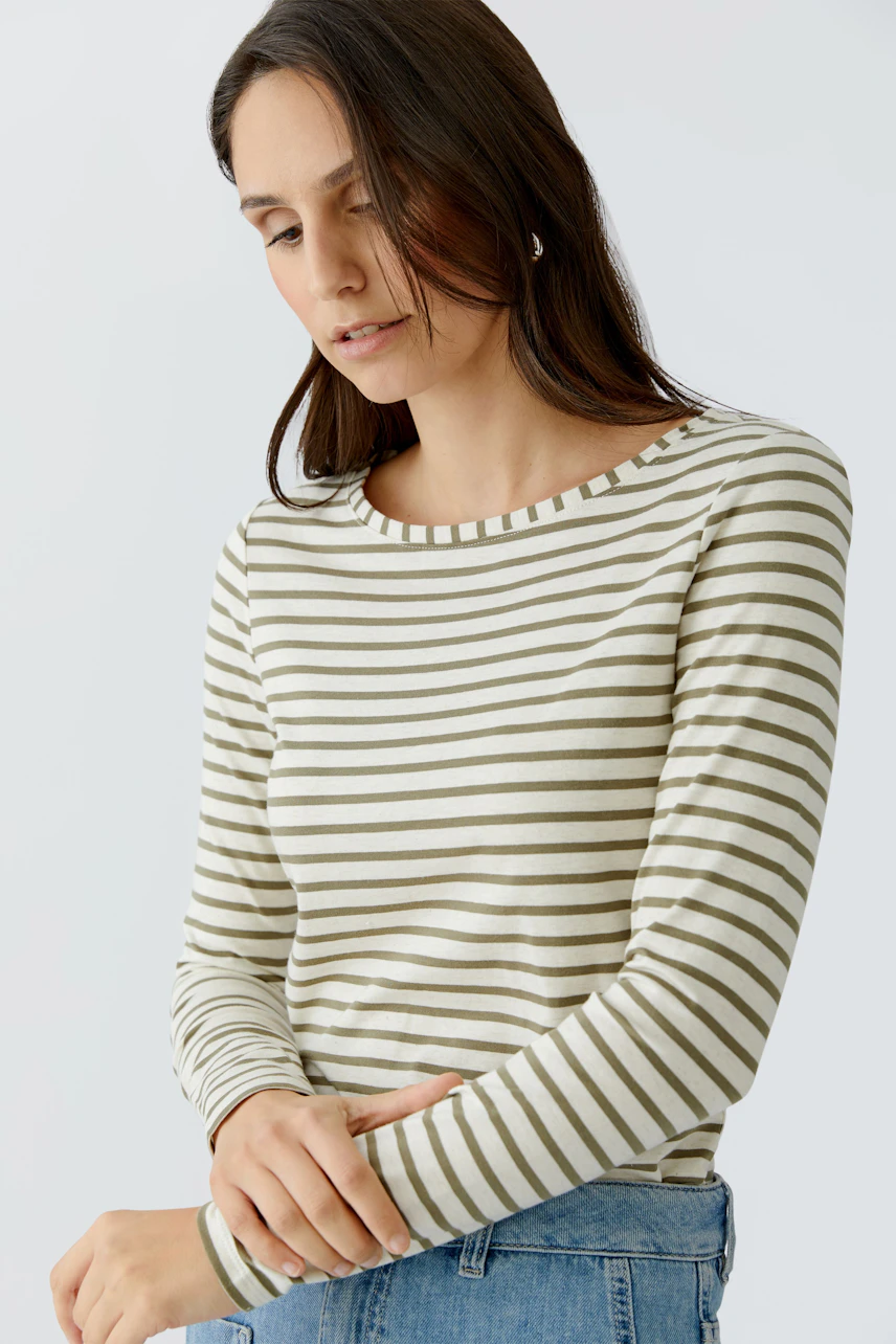 Casual long-sleeve shirt: Woman in a striped shirt with a relaxed fit, perfect for everyday wear.