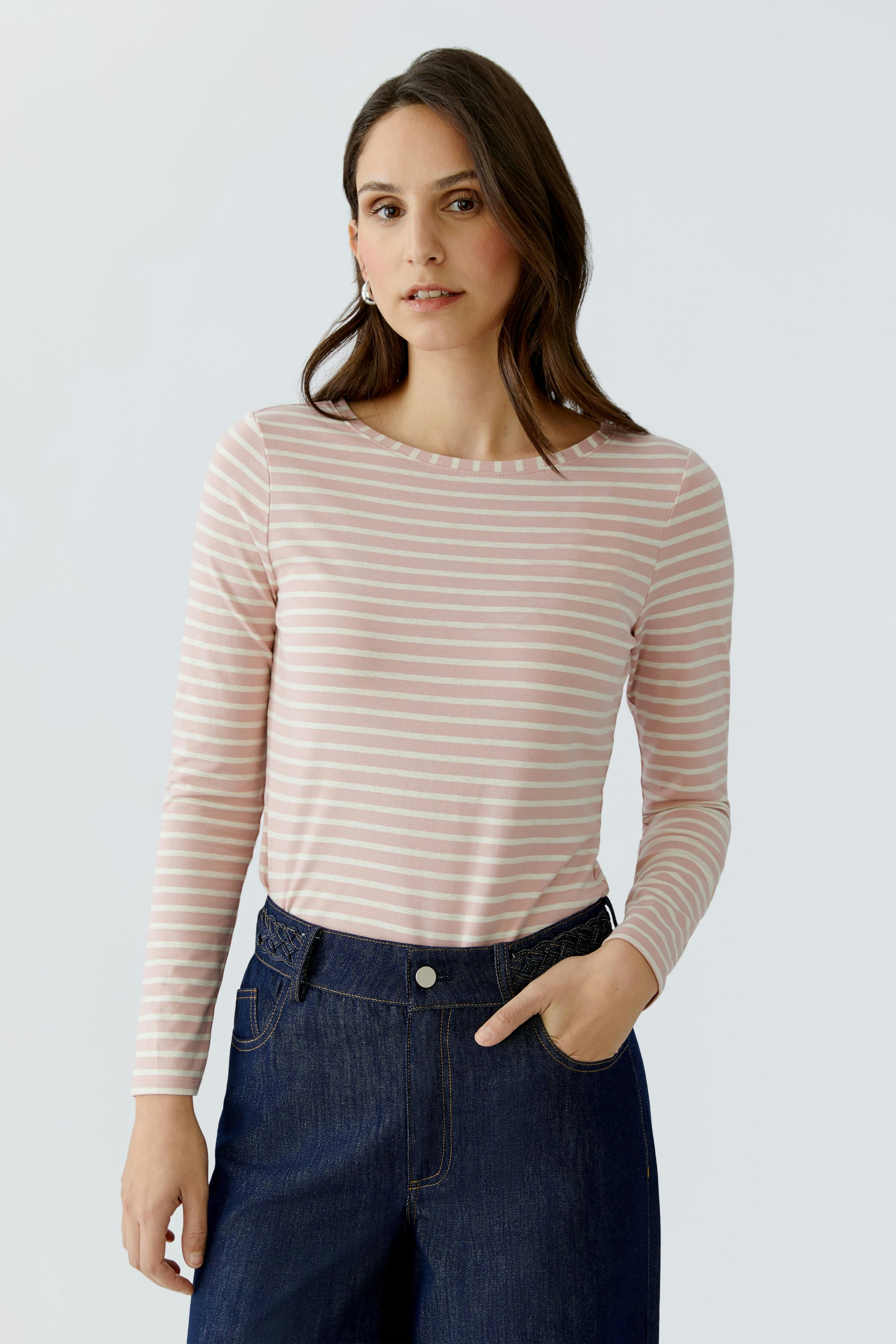 Damen Langarmshirt: Frau in gestreiftem Shirt mit Rundhalsausschnitt und lässiger Jeans.