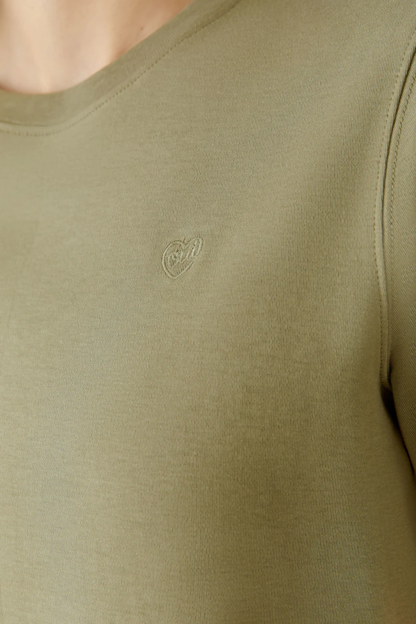 Bequemes Damen-T-Shirt in Olivgrün mit dezentem Logo, ideal für den Alltag.