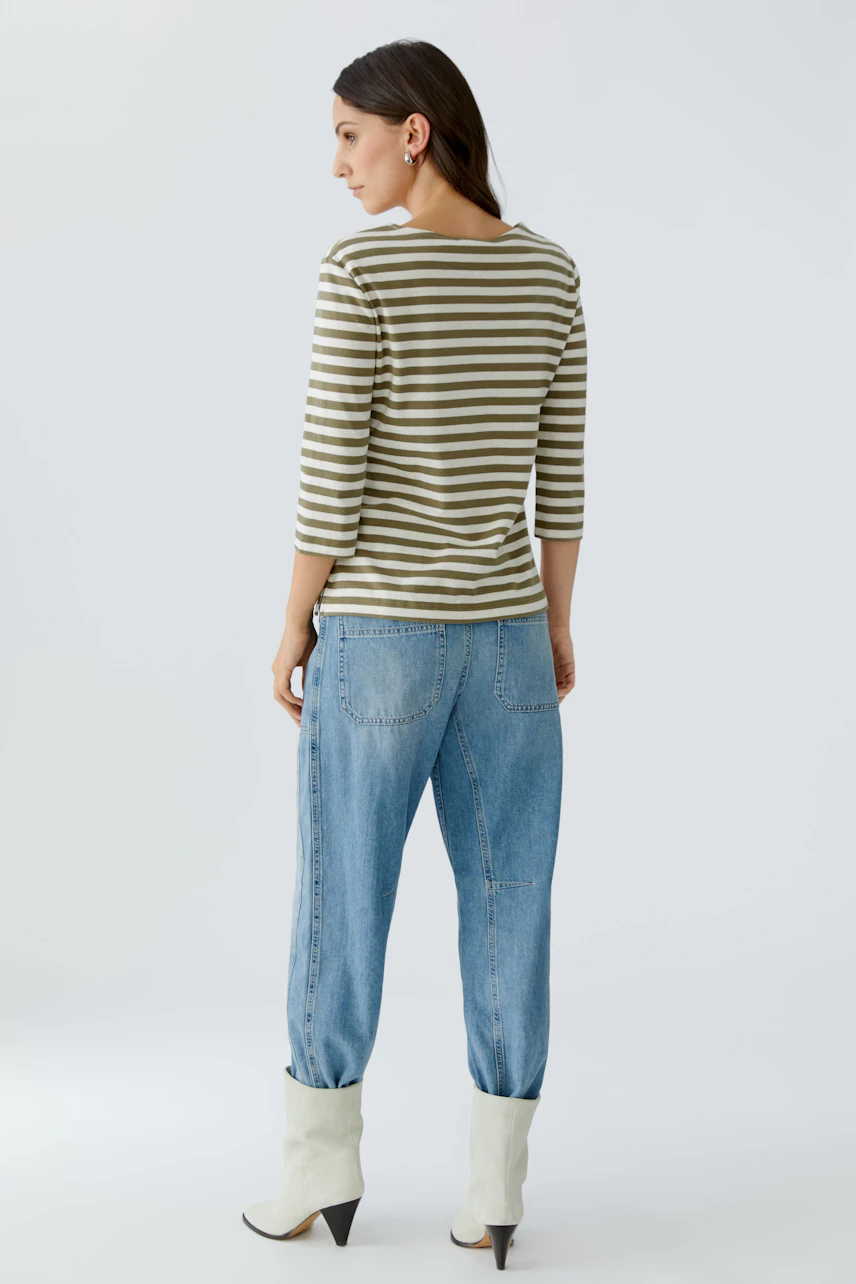 Damen-T-Shirt: Frau trägt gestreiftes Shirt mit 3/4-Ärmeln und lässigen Jeans.