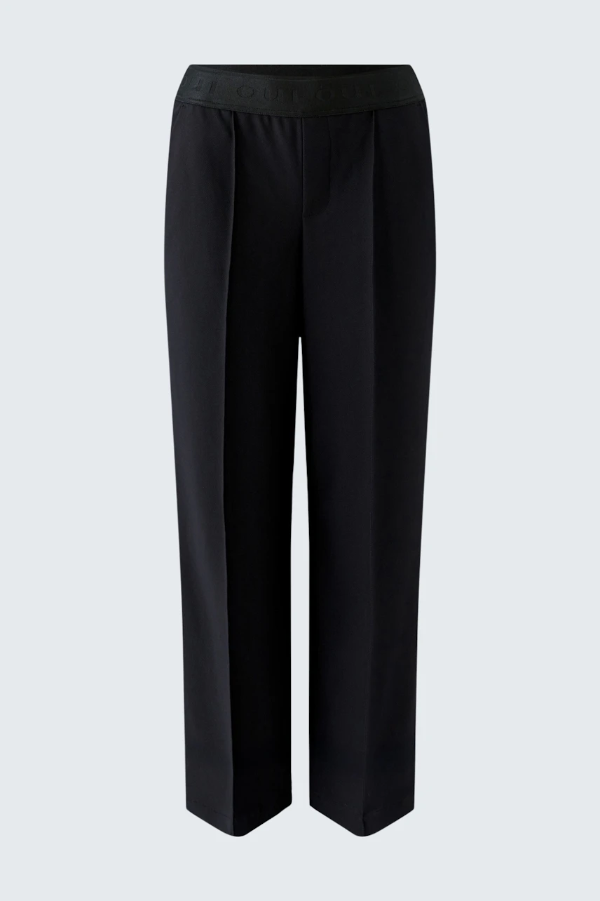 Comfortable culotte: Black wide-leg pants with a relaxed fit and elastic waistband.
