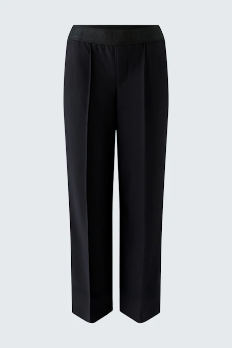 Comfortable culotte: Black wide-leg pants with a relaxed fit and elastic waistband.