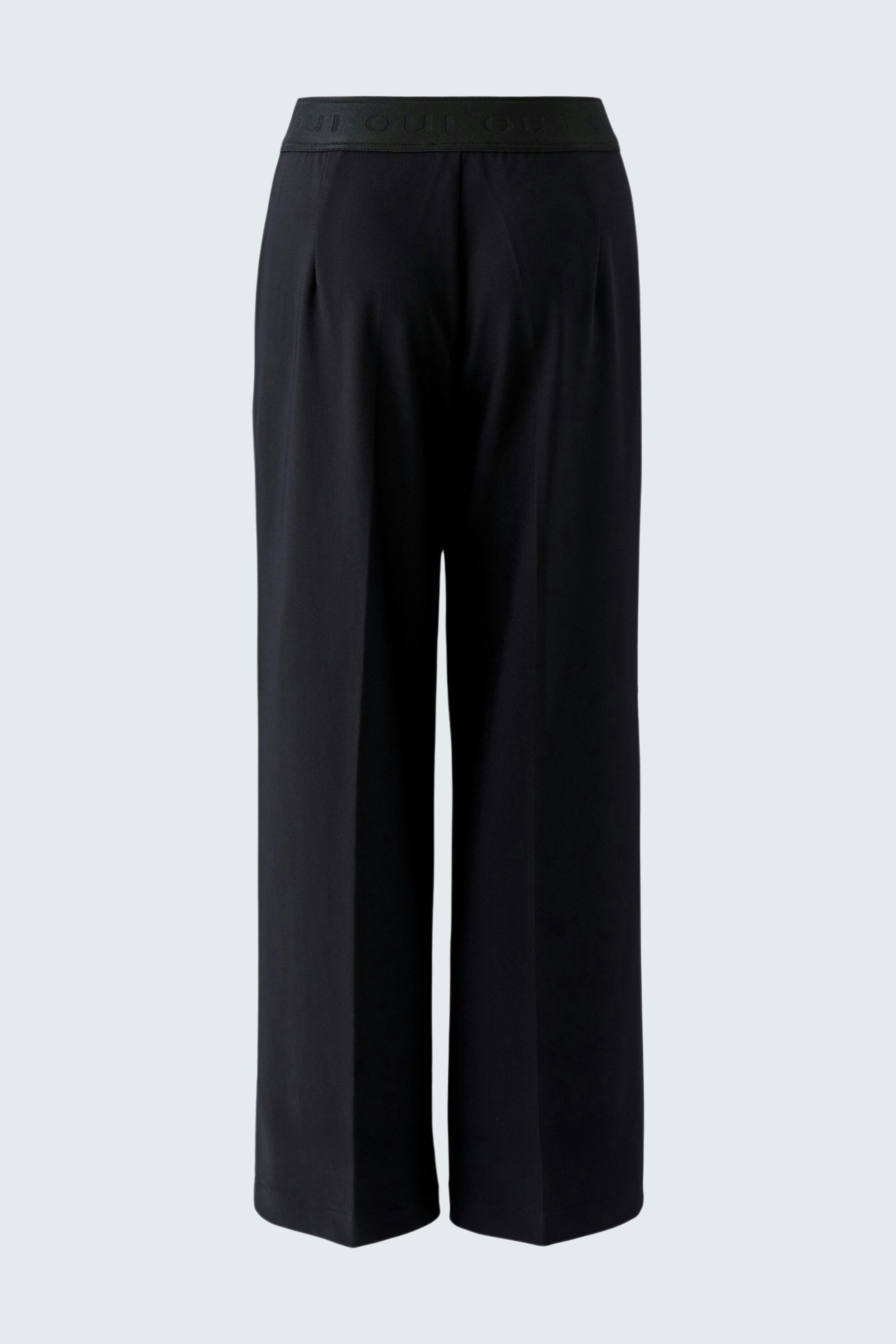 Casual women's culottes: Black wide-leg pants with a comfortable waistband, perfect for everyday wear.