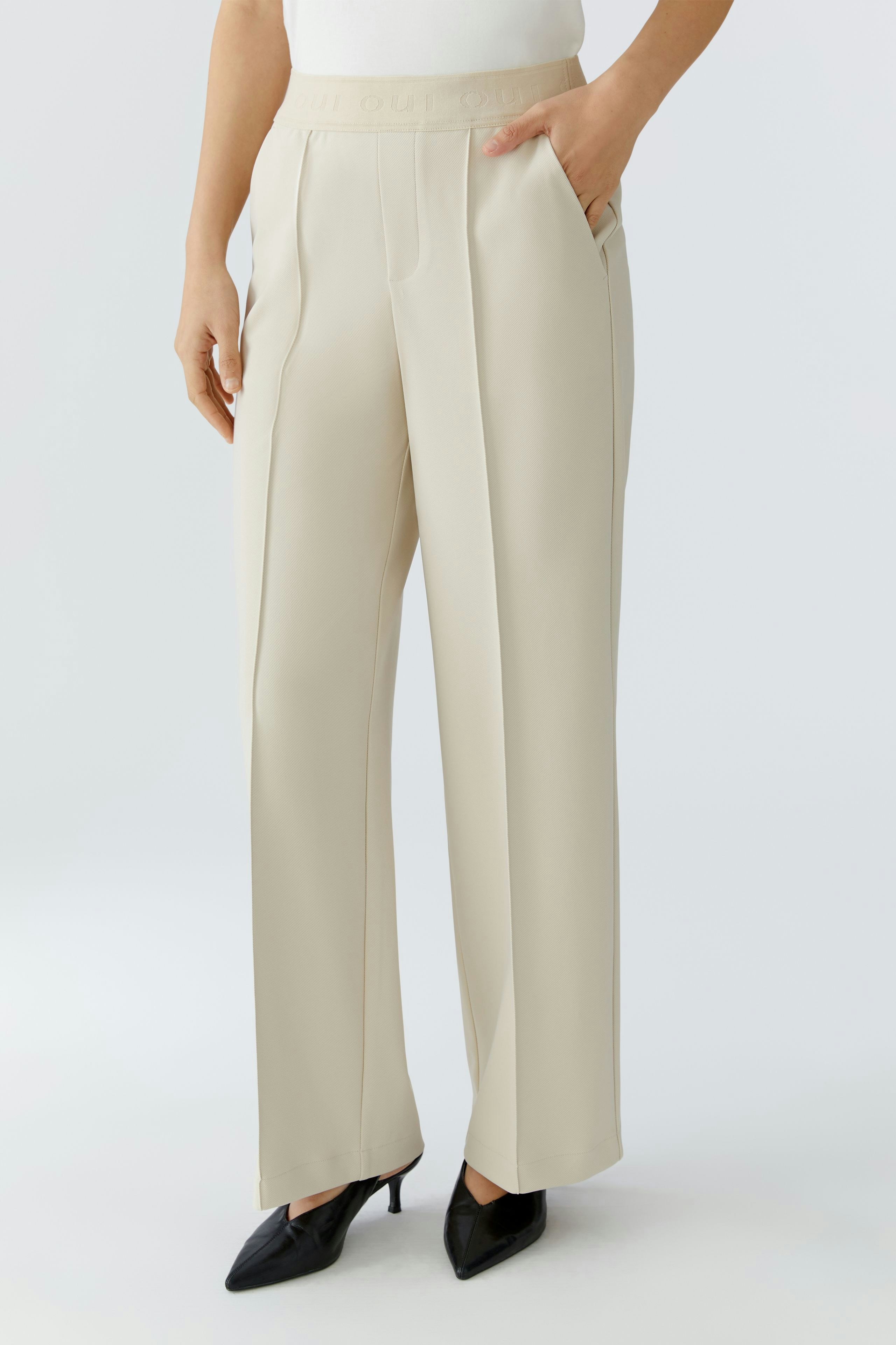 Bequeme Damen-Hose in hellem Beige mit seitlichen Taschen, ideal für den Alltag.