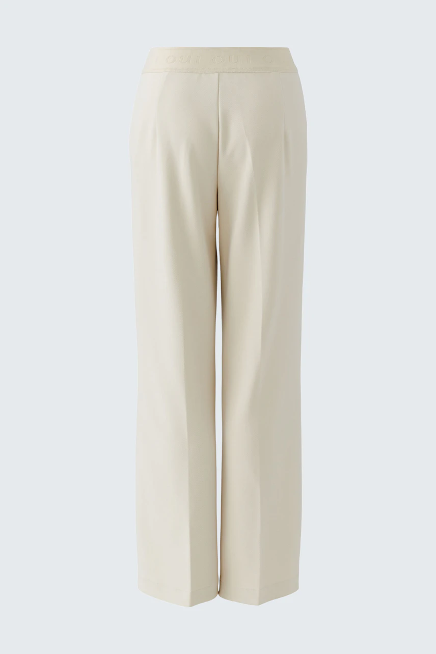 Casual women's trousers in light beige with a relaxed fit and wide legs, perfect for everyday wear.