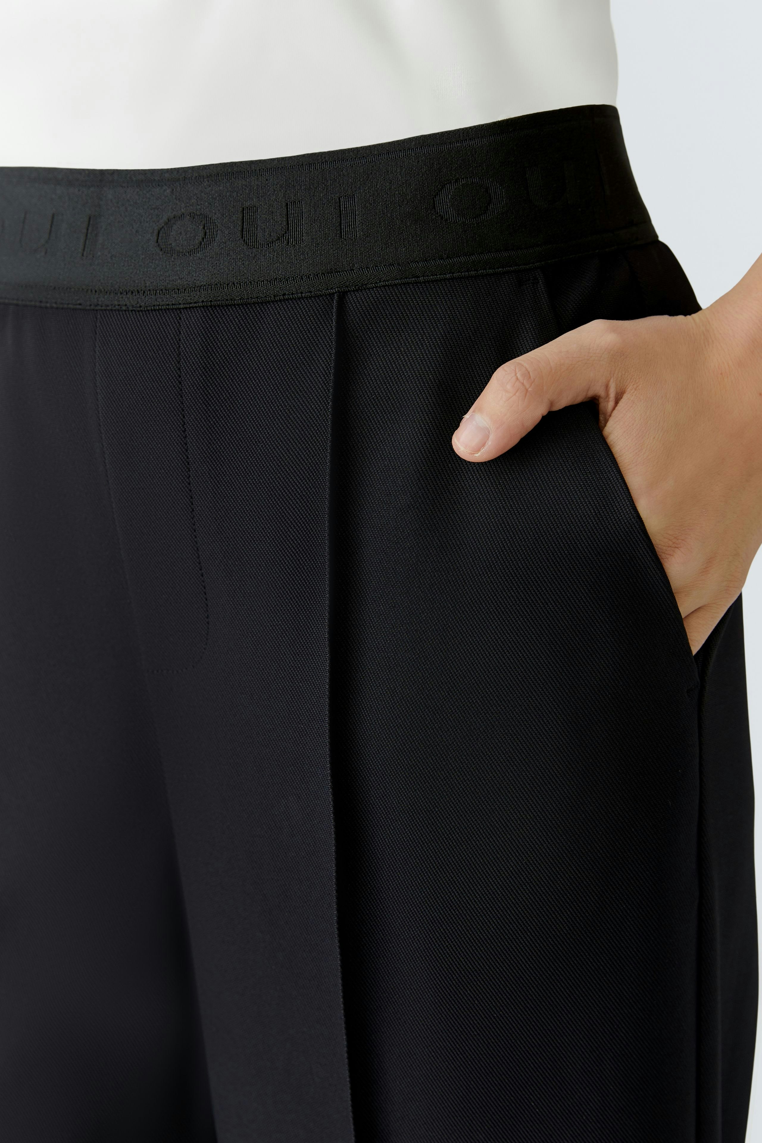 Schwarze Damen-Hose mit elastischem Bund und praktischen Taschen, ideal für den Alltag.
