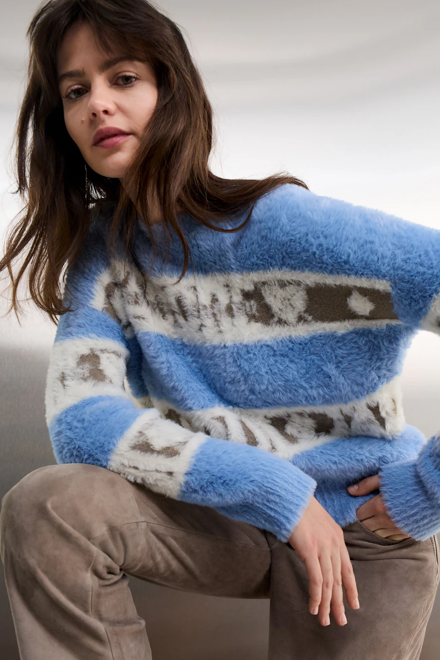 Cozy women's pullover in blue with striped pattern, worn by a woman, perfect for casual wear.