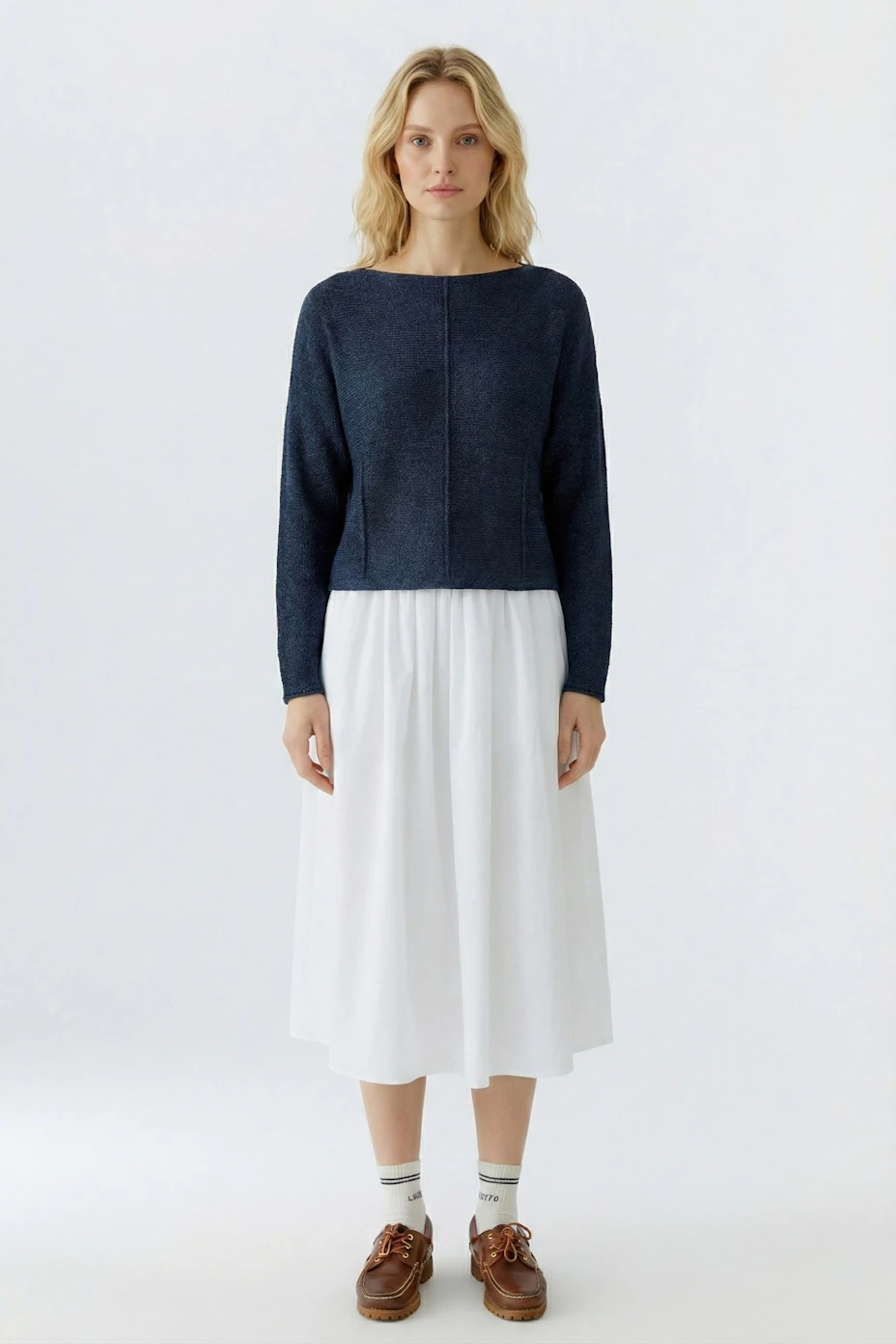 Casual women's pullover in dark blue with a relaxed fit and long sleeves.
