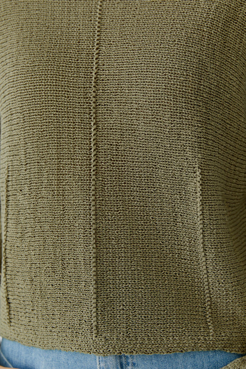 Casual women's pullover in olive green with a relaxed fit, perfect for everyday wear.