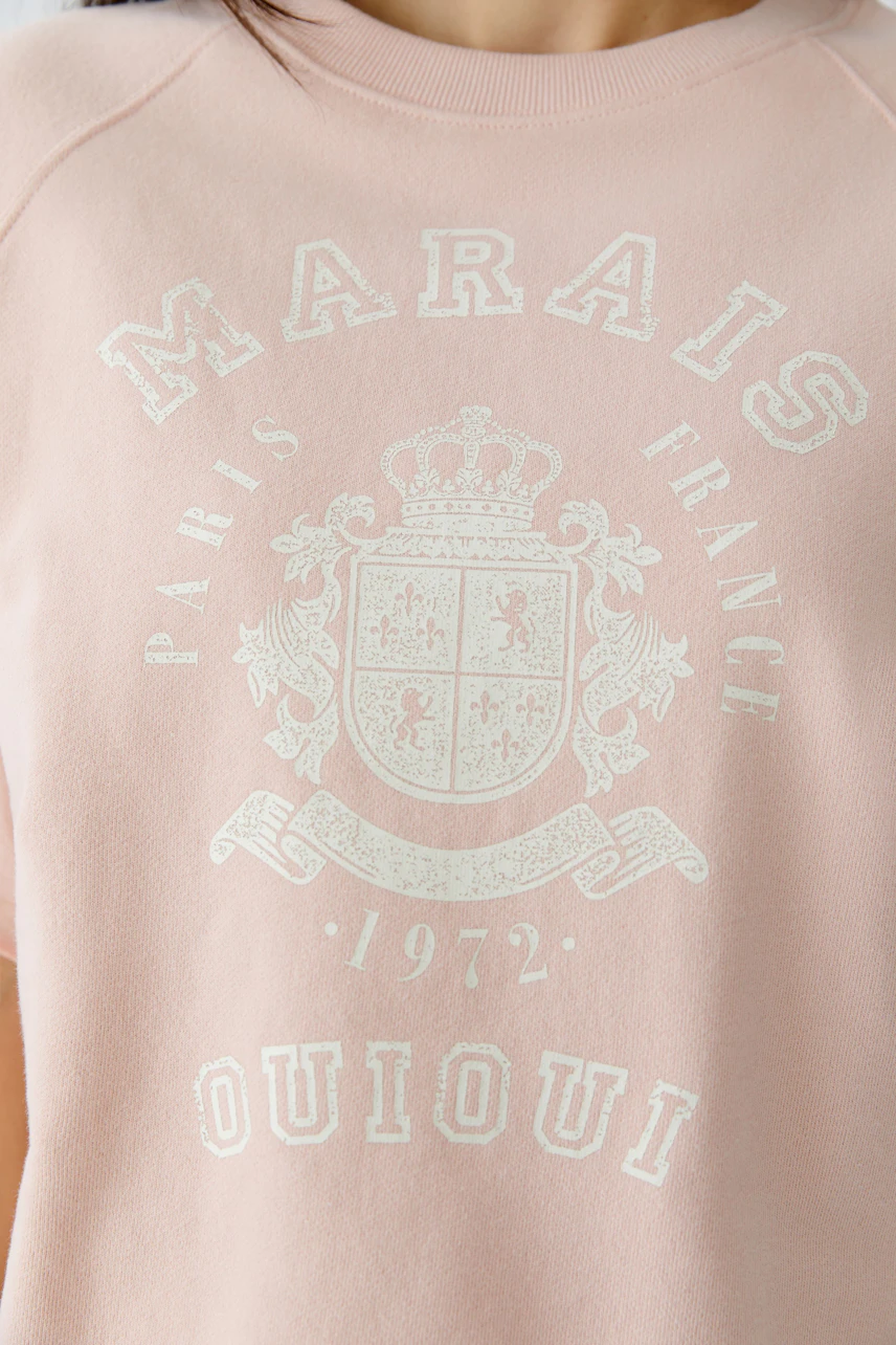 Bequemer Damen-Sweatshirt in zartem Rosa mit großem, weißen Print. Ideal für lässige Outfits.