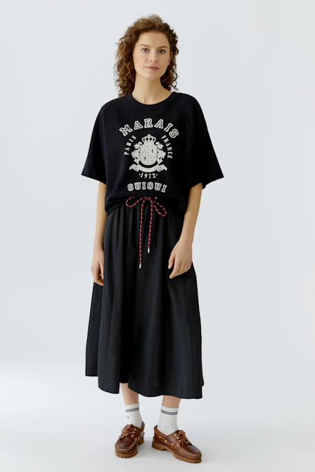 Casual women's pullover: Black cropped sweatshirt with bold white lettering, perfect for everyday wear.