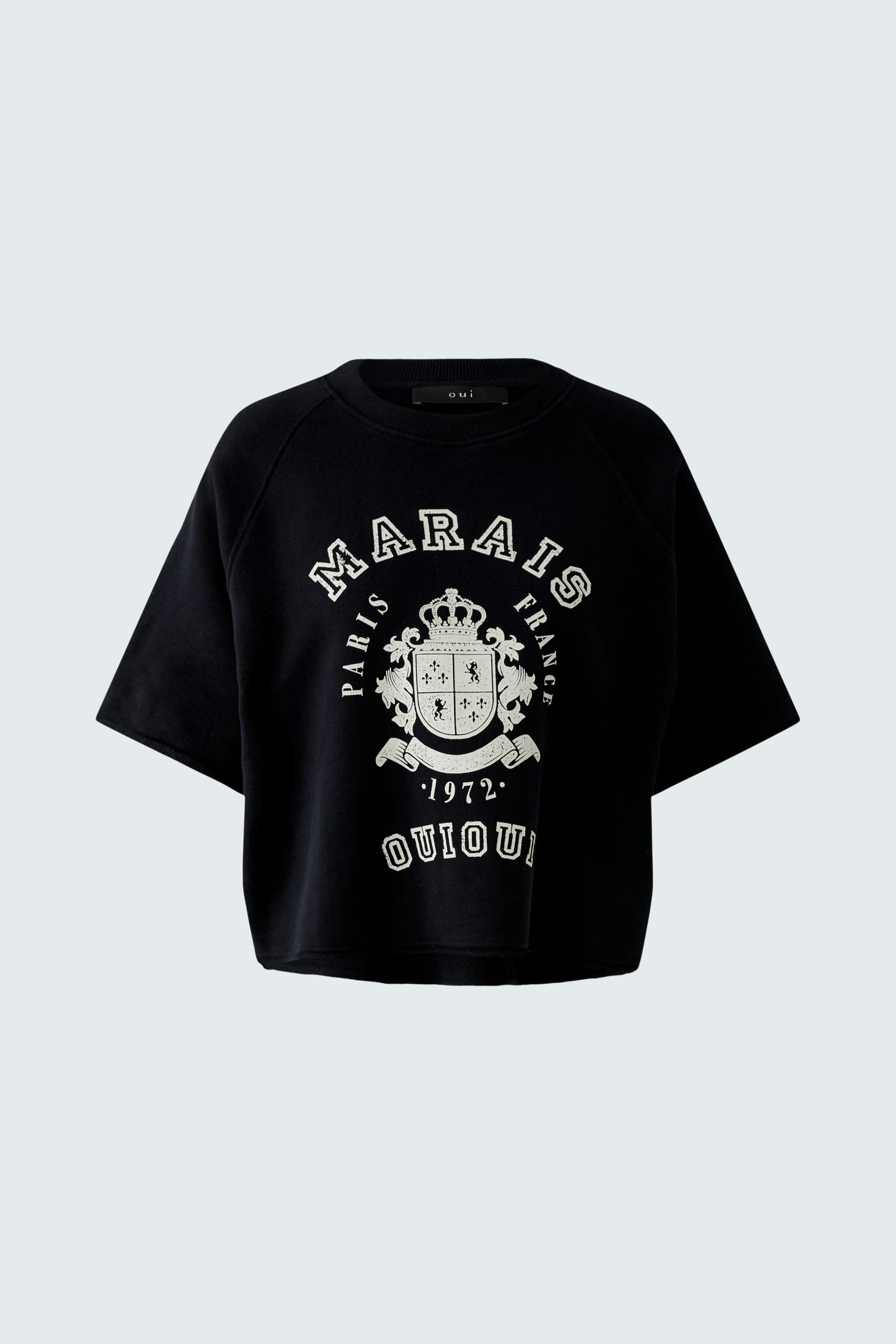 Casual women's pullover: Black cropped sweatshirt with bold white lettering, perfect for everyday wear.