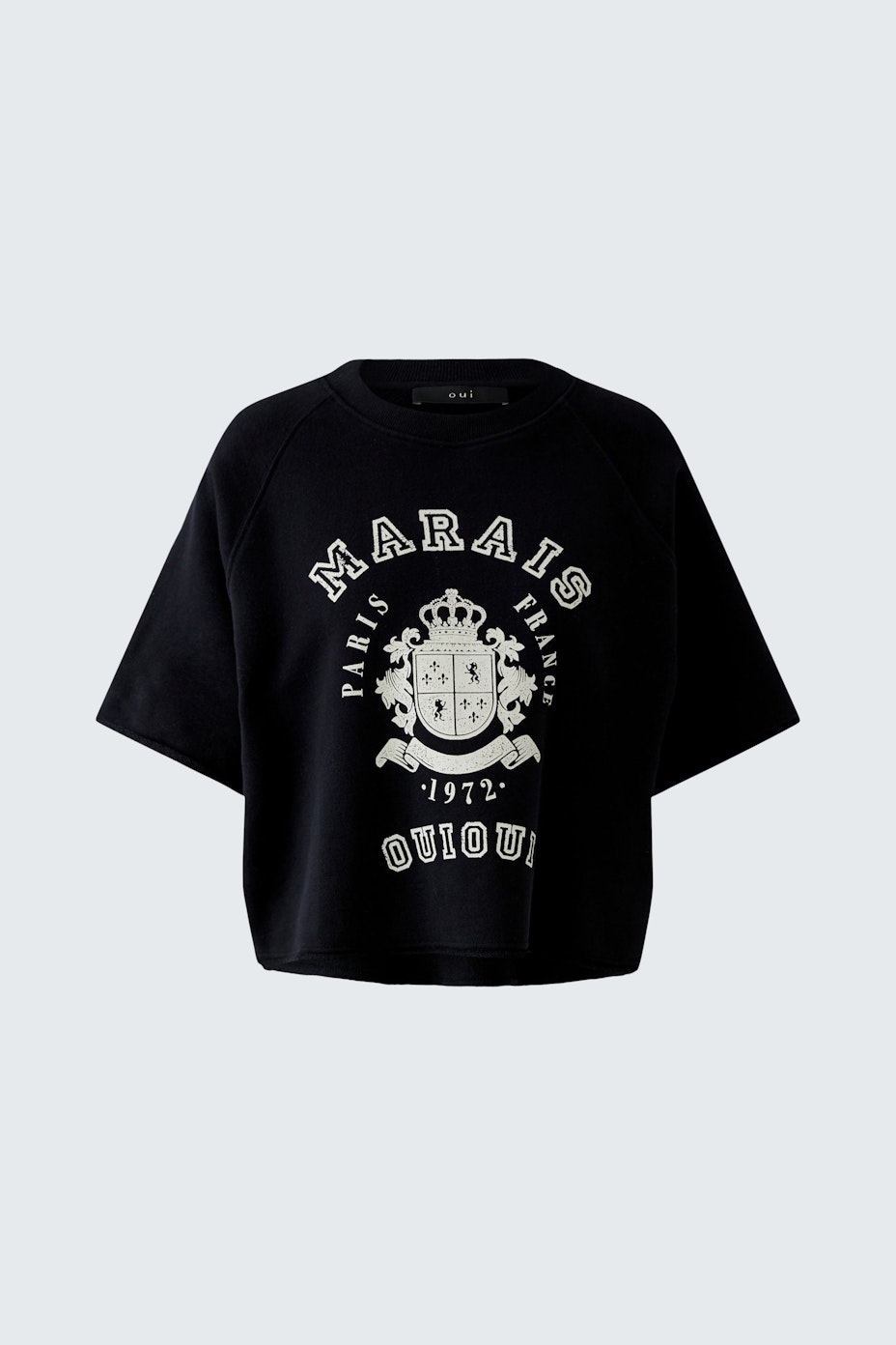 Casual women's pullover: Black cropped sweatshirt with bold white lettering, perfect for everyday wear.