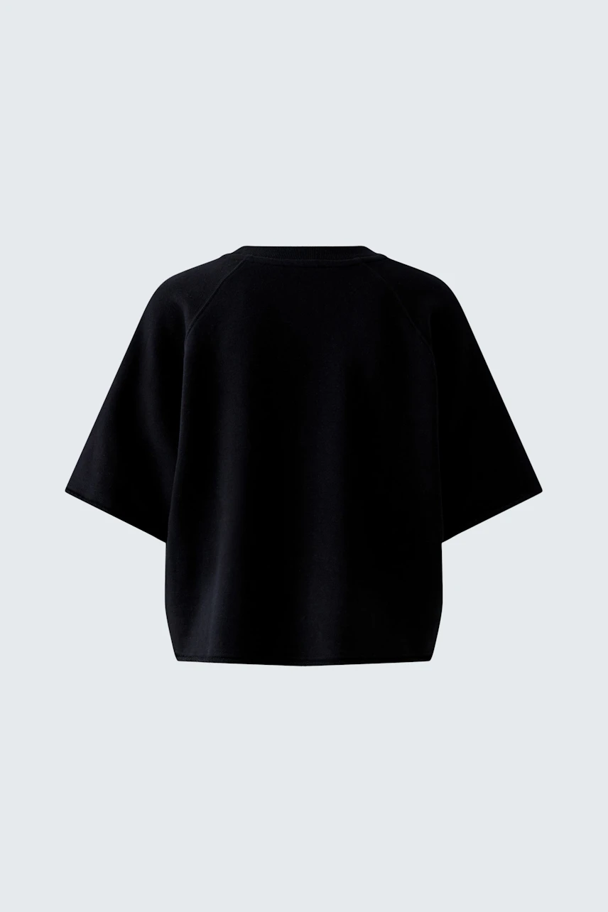 Casual women's pullover: Black oversized pullover with a relaxed fit, perfect for everyday wear.