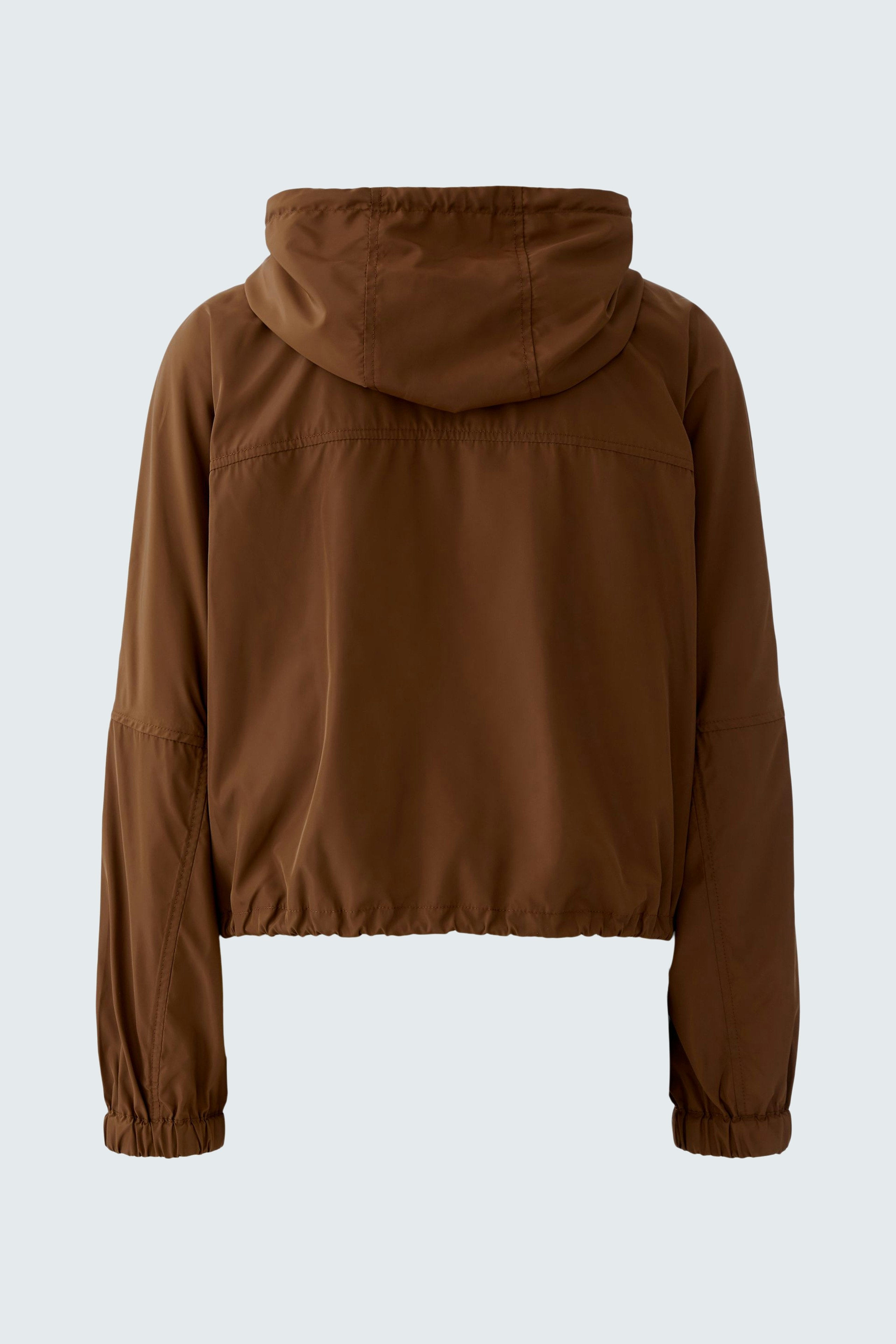 Bequeme Outdoorjacke: Rückansicht einer braunen Jacke mit Kapuze und elastischen Bündchen.