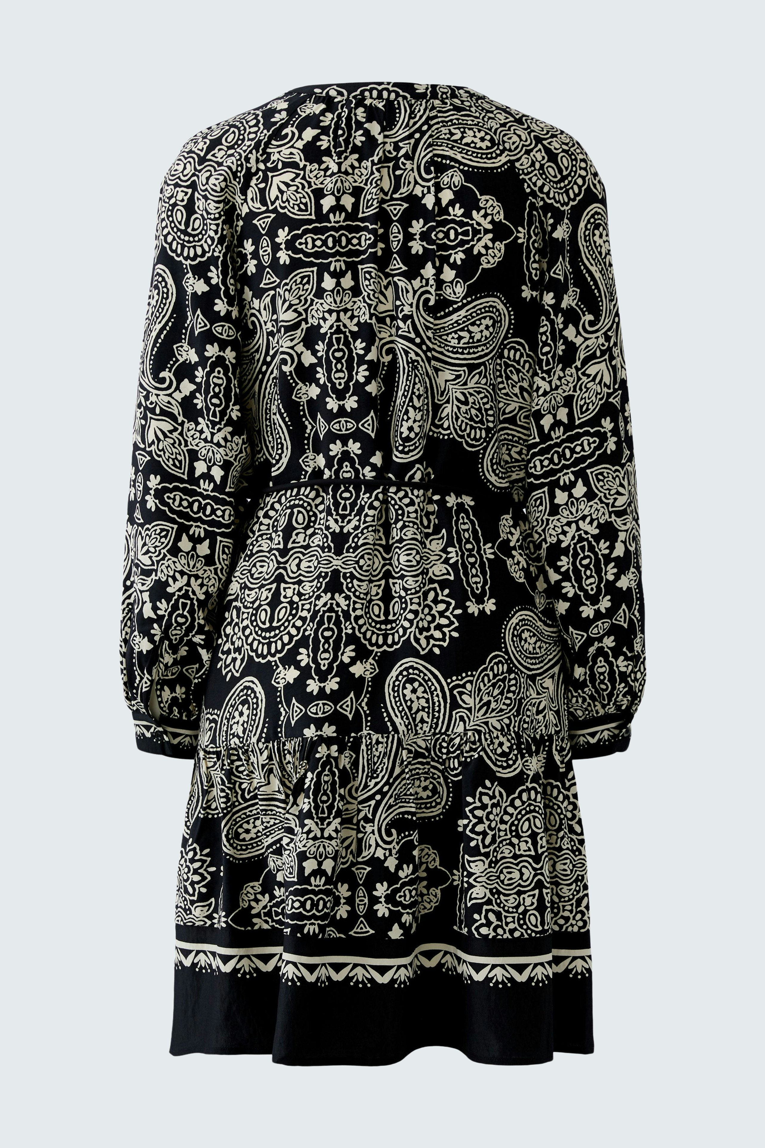 Hängerkleid: Schwarzes Kleid mit Paisleymuster und lockerer Passform, ideal für den Alltag.