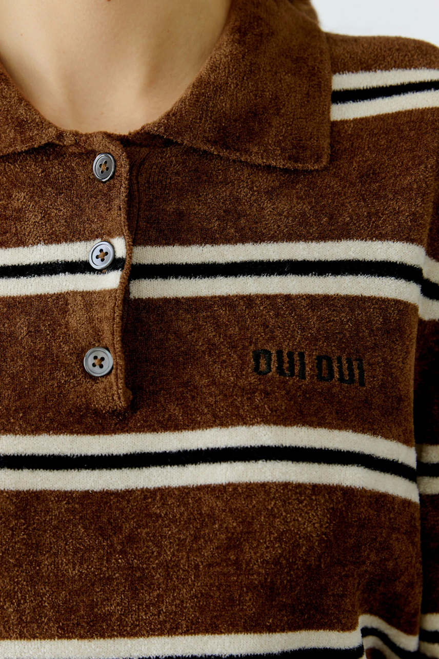 Bequemer Damen-Pullover in Braun mit Streifen und Kragen, ideal für lässige Outfits.